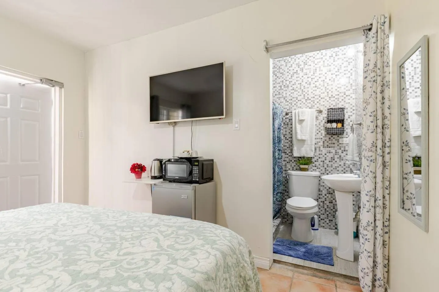 Bathroom, Bed in Seacastles by the beach/pool