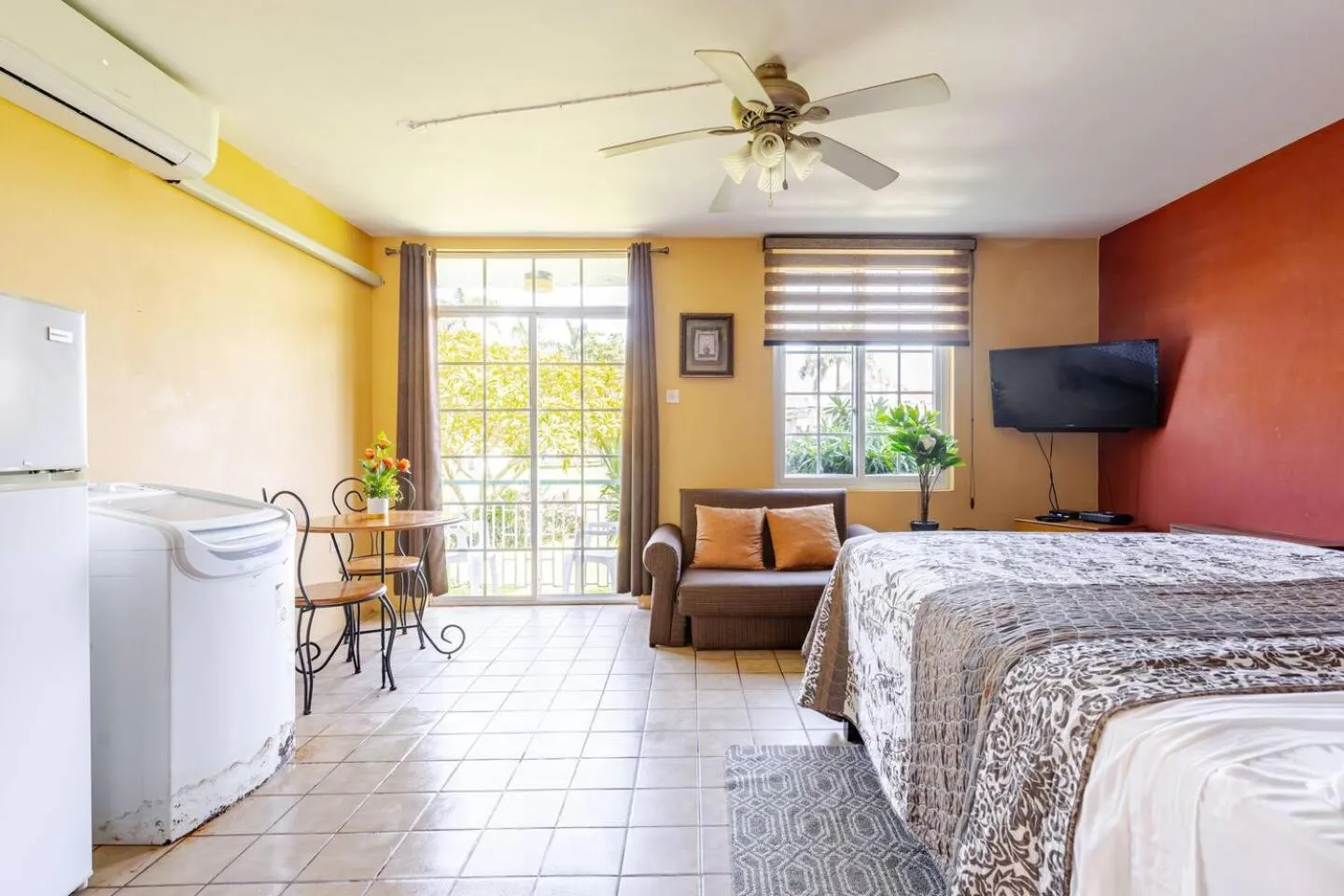 Bed in Seacastles by the beach/pool