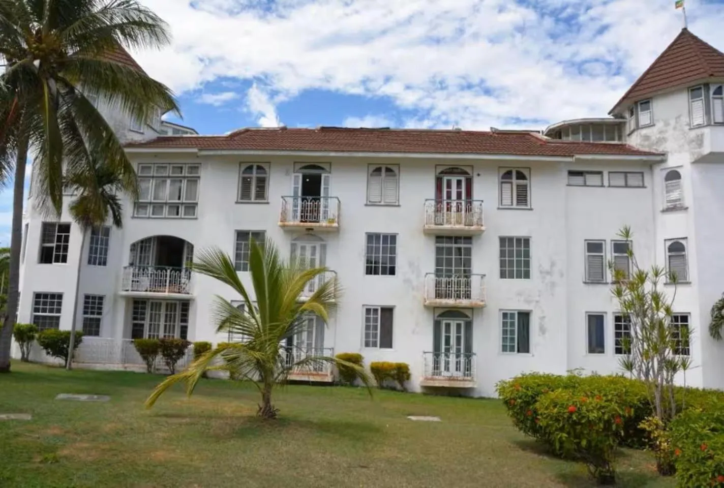 Seacastles by the beach/pool