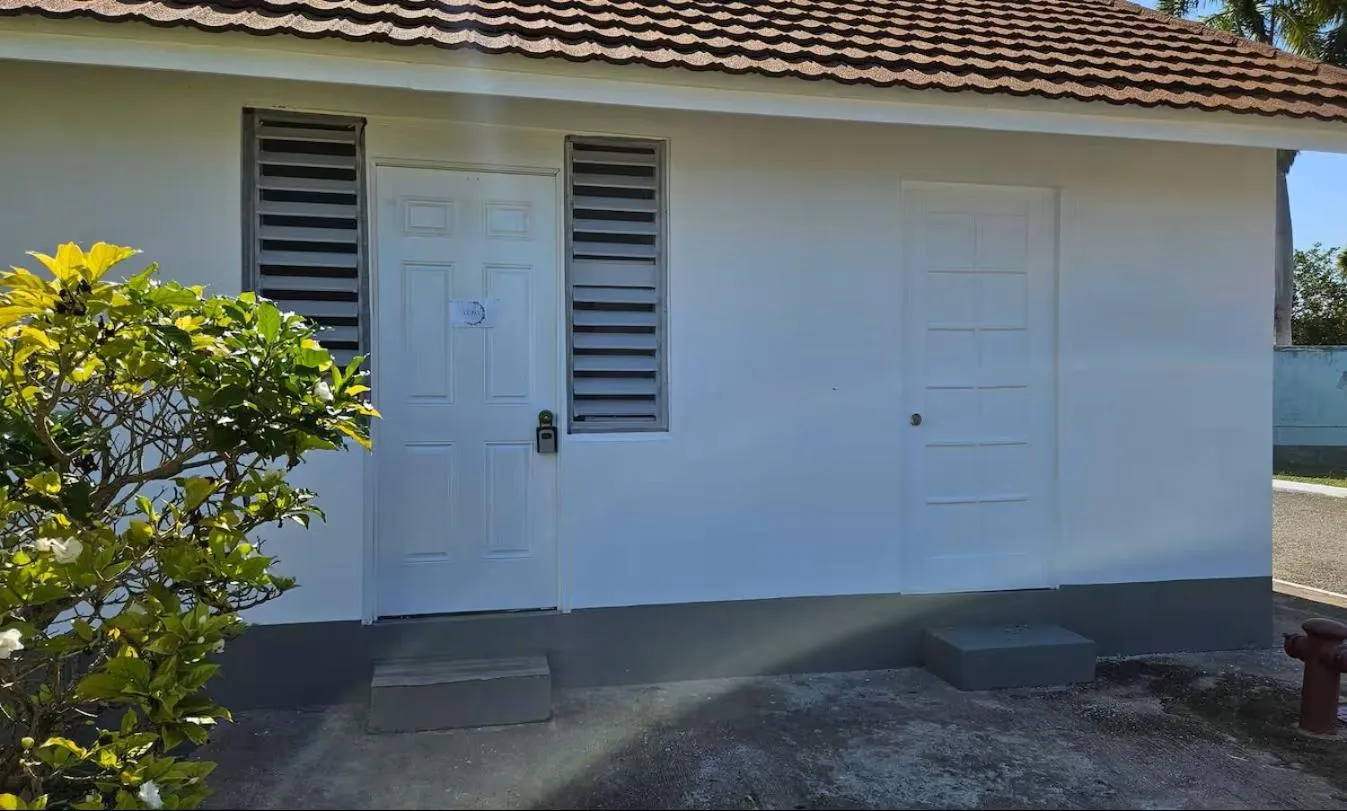 Facade/entrance in Seacastles by the beach/pool