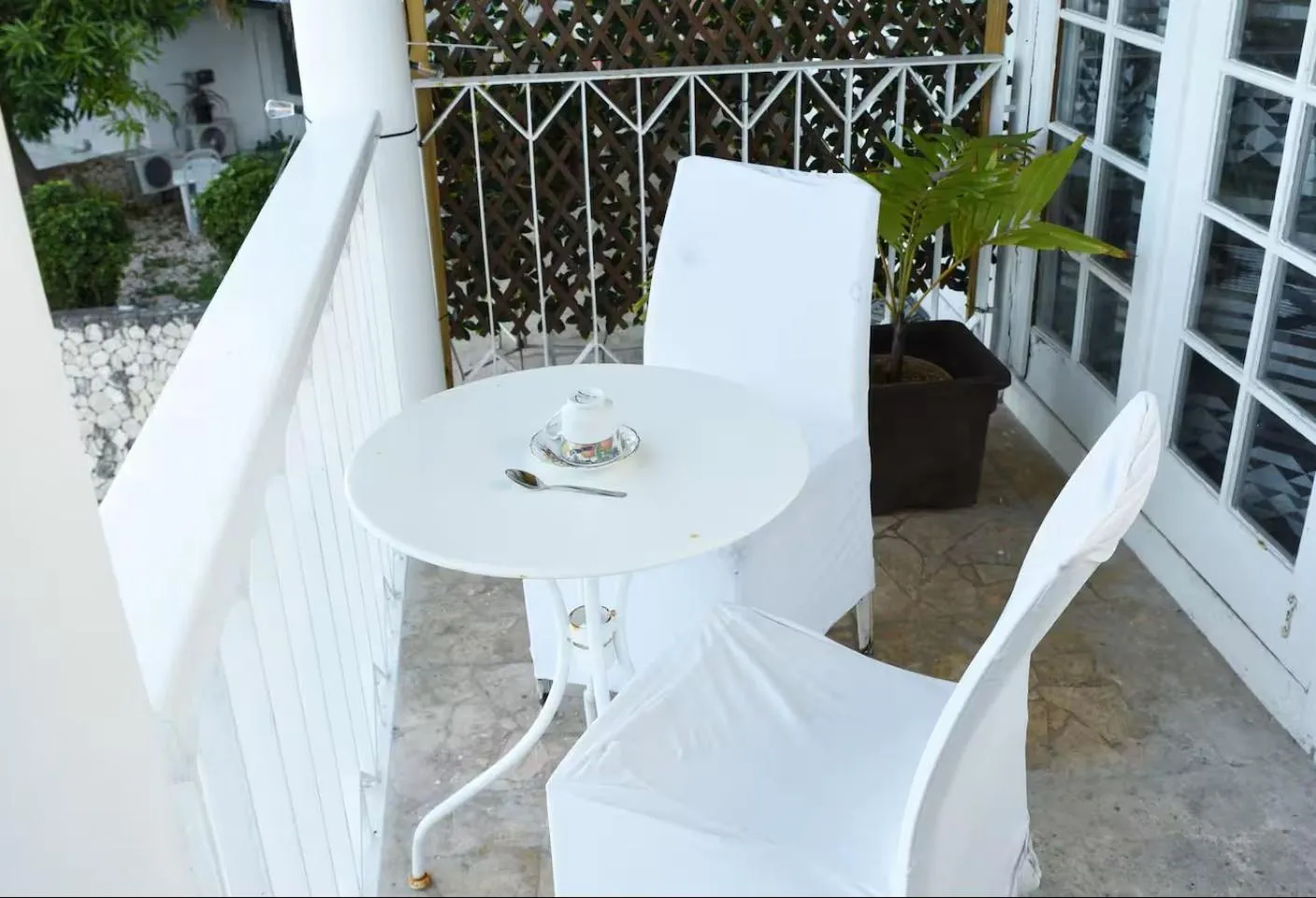 Patio in Seacastles by the beach/pool