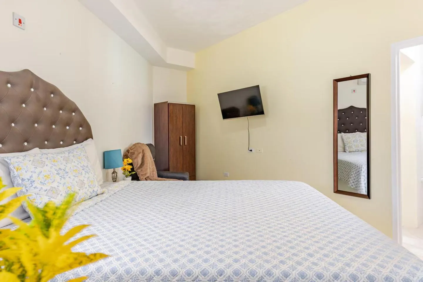 Bed in Seacastles by the beach/pool