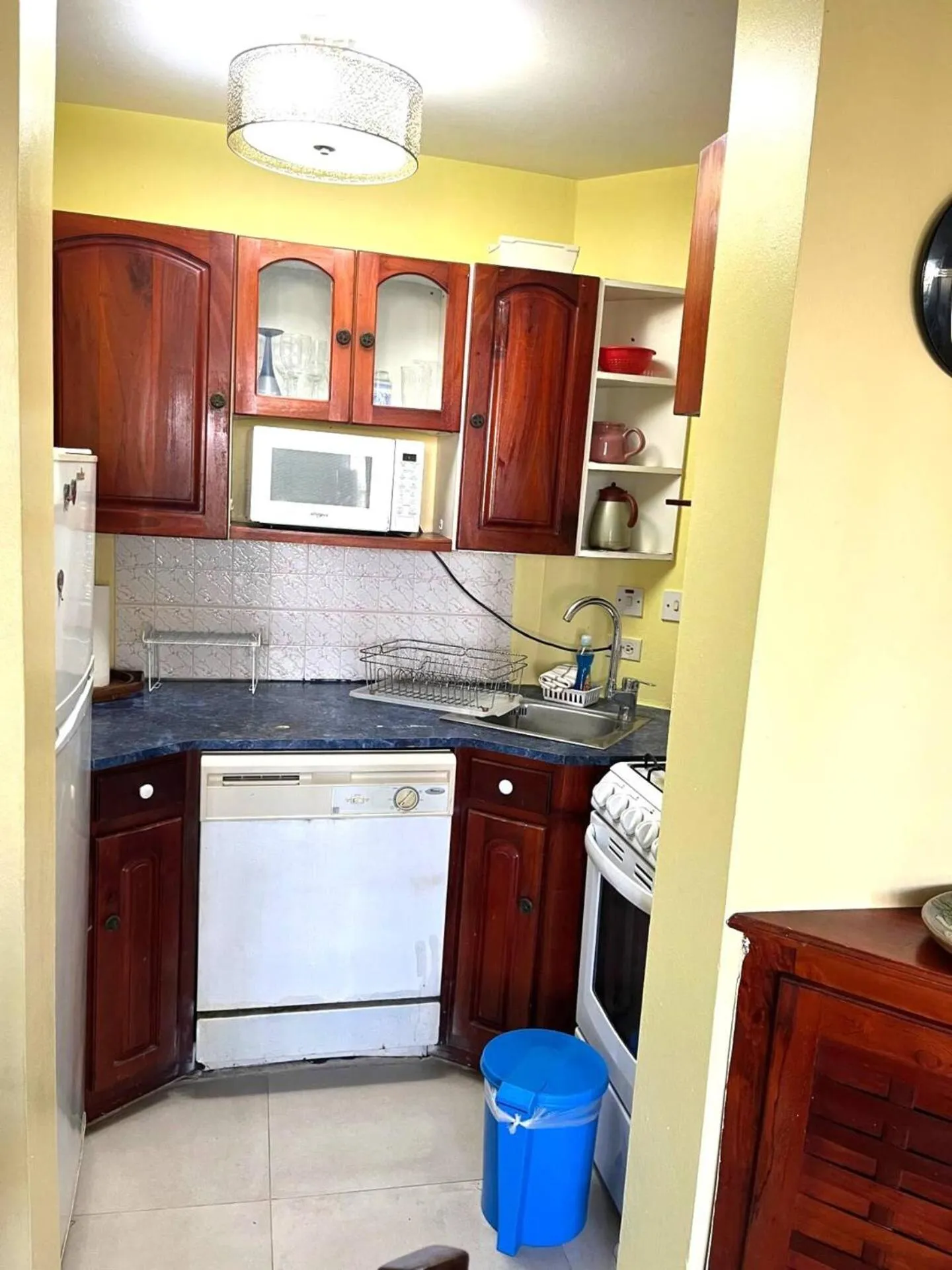 Kitchen or kitchenette in Seacastles by the beach/pool