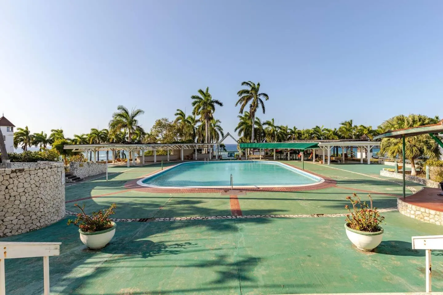Pool view in Seacastles by the beach/pool