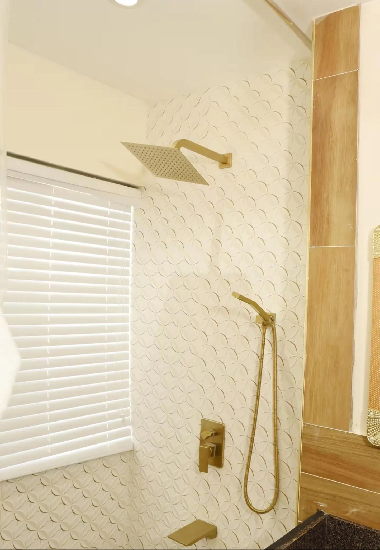 Shower in Seacastles by the beach/pool