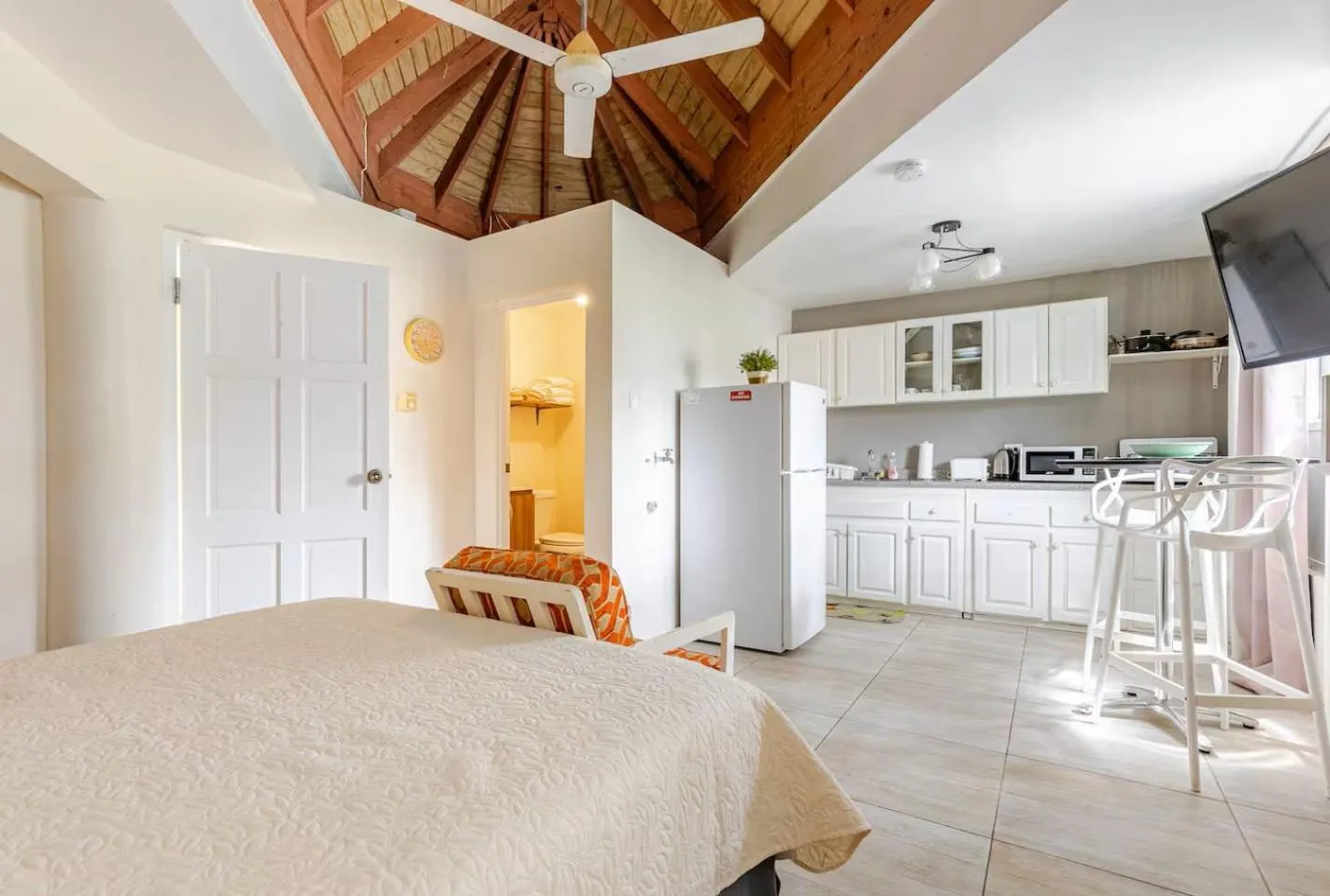 Kitchen or kitchenette, Bed in Seacastles by the beach/pool