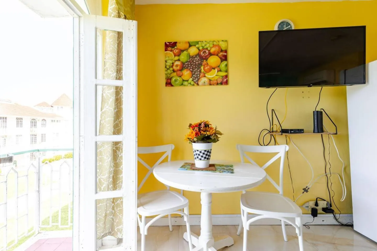 TV and multimedia in Seacastles by the beach/pool