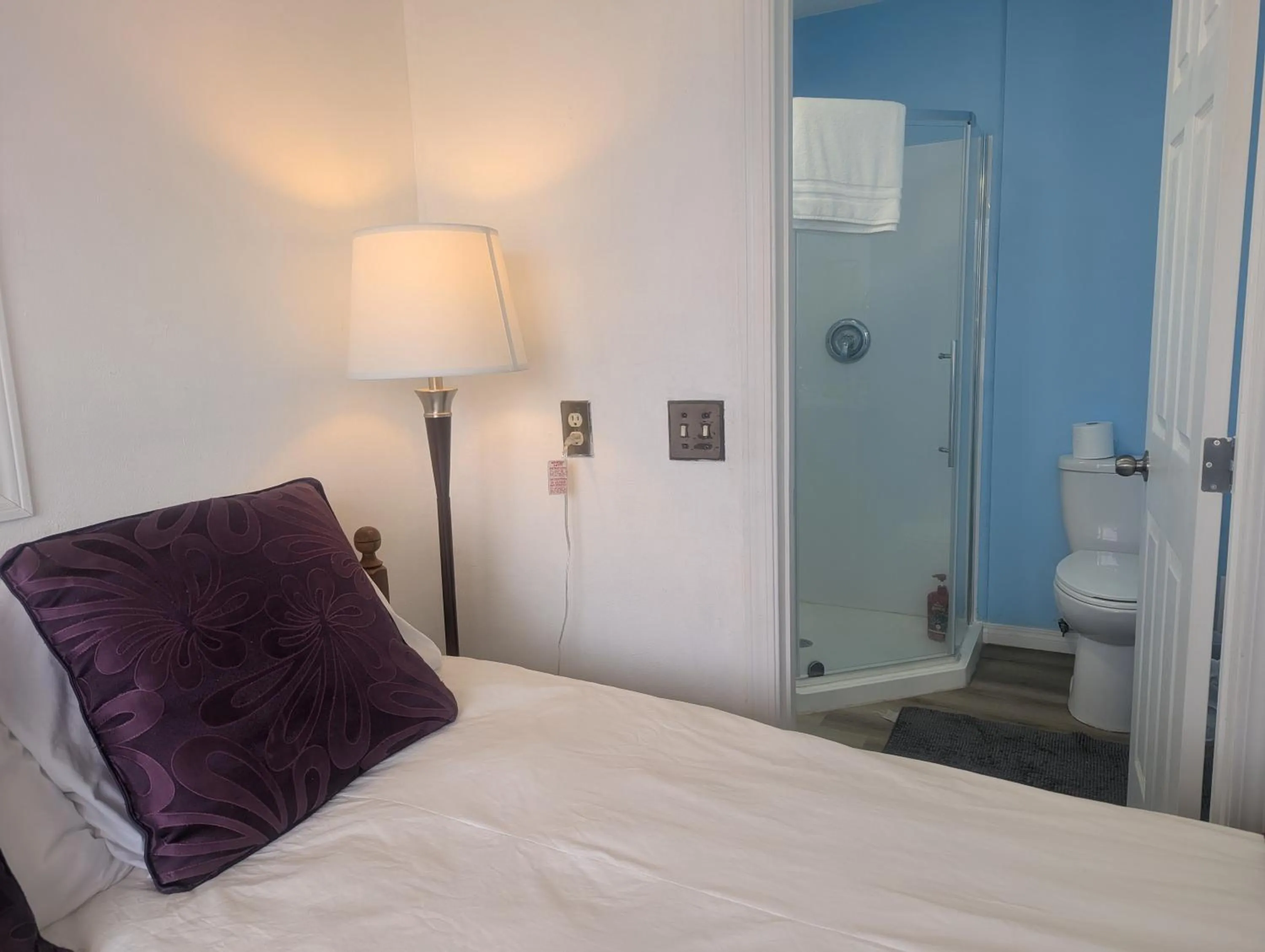 Bed in Calgary Star Cozy Home