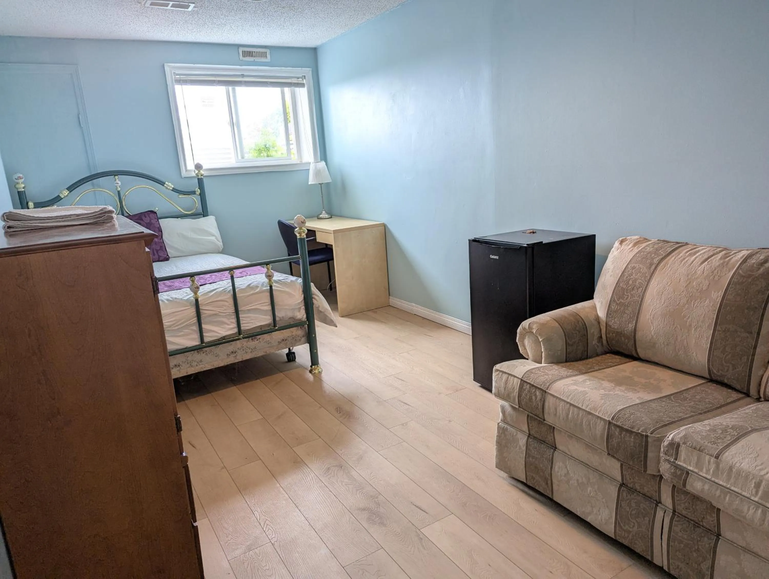 Bed in Calgary Star Cozy Home