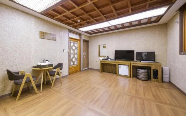 TV/Entertainment Center in Jeonju Hanok Hotel Kung