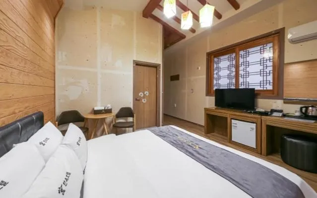 TV/Entertainment Center in Jeonju Hanok Hotel Kung