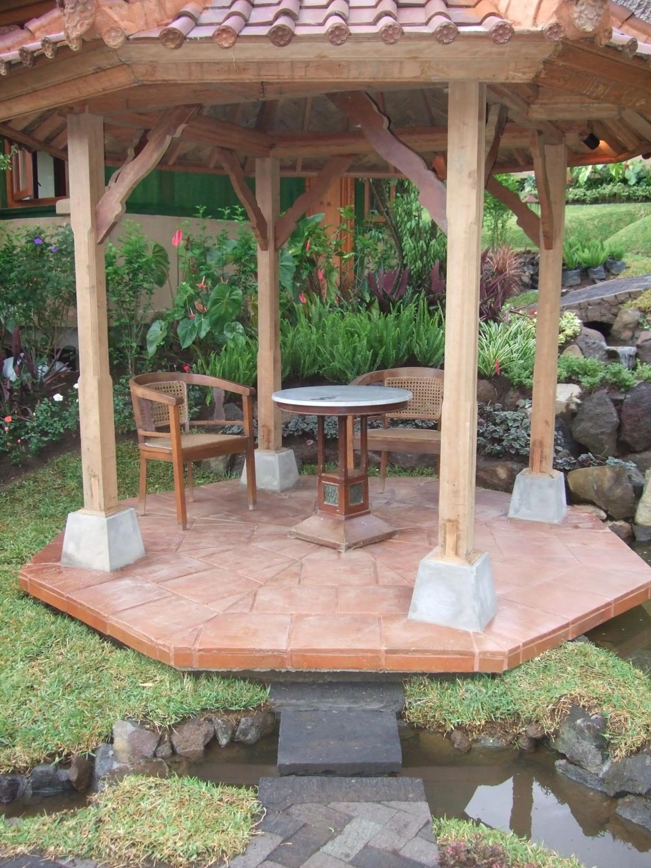 Garden in Strawberry Hill Hotel & Restaurant