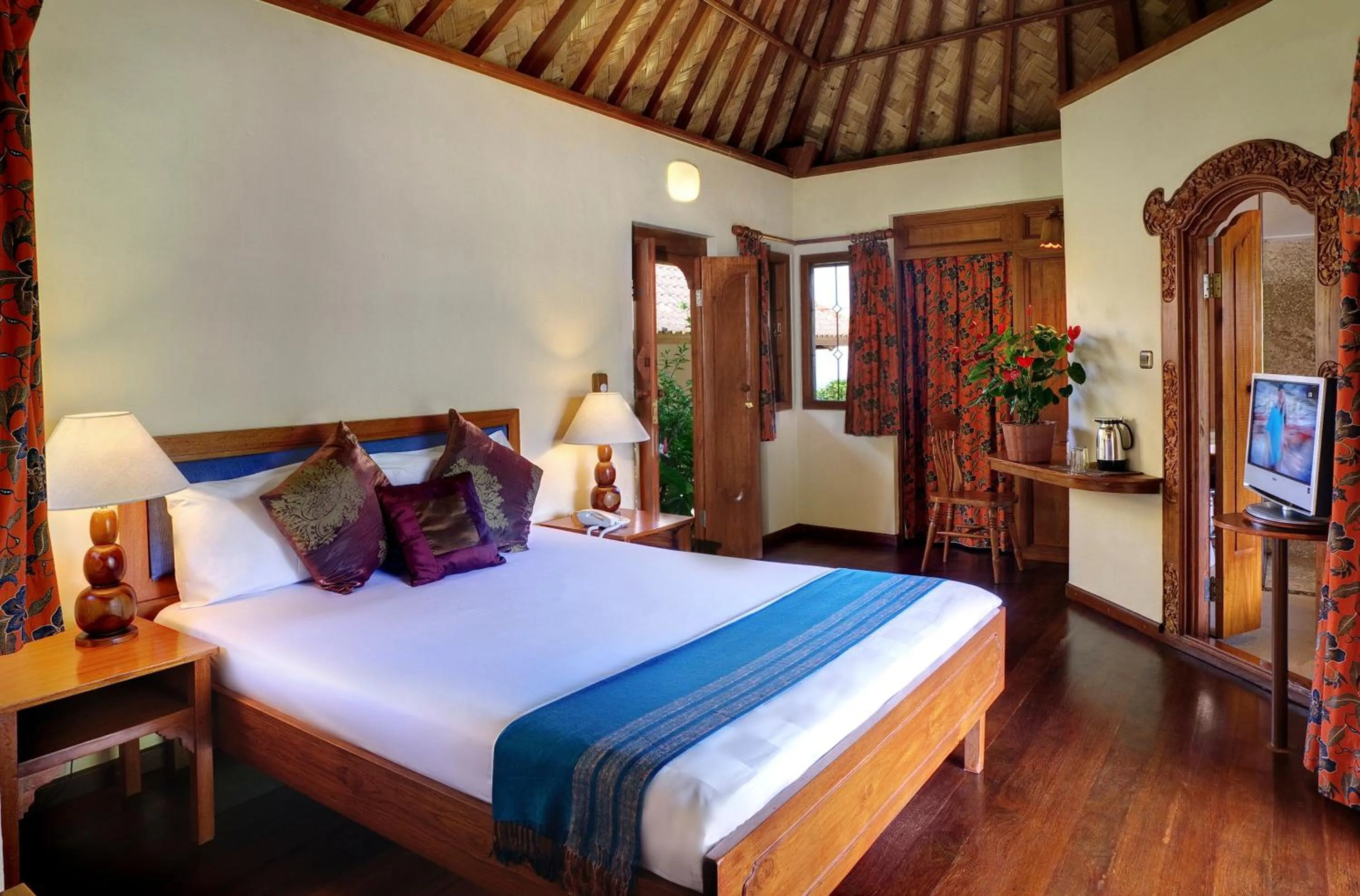 Photo of the whole room, Bed in Strawberry Hill Hotel & Restaurant