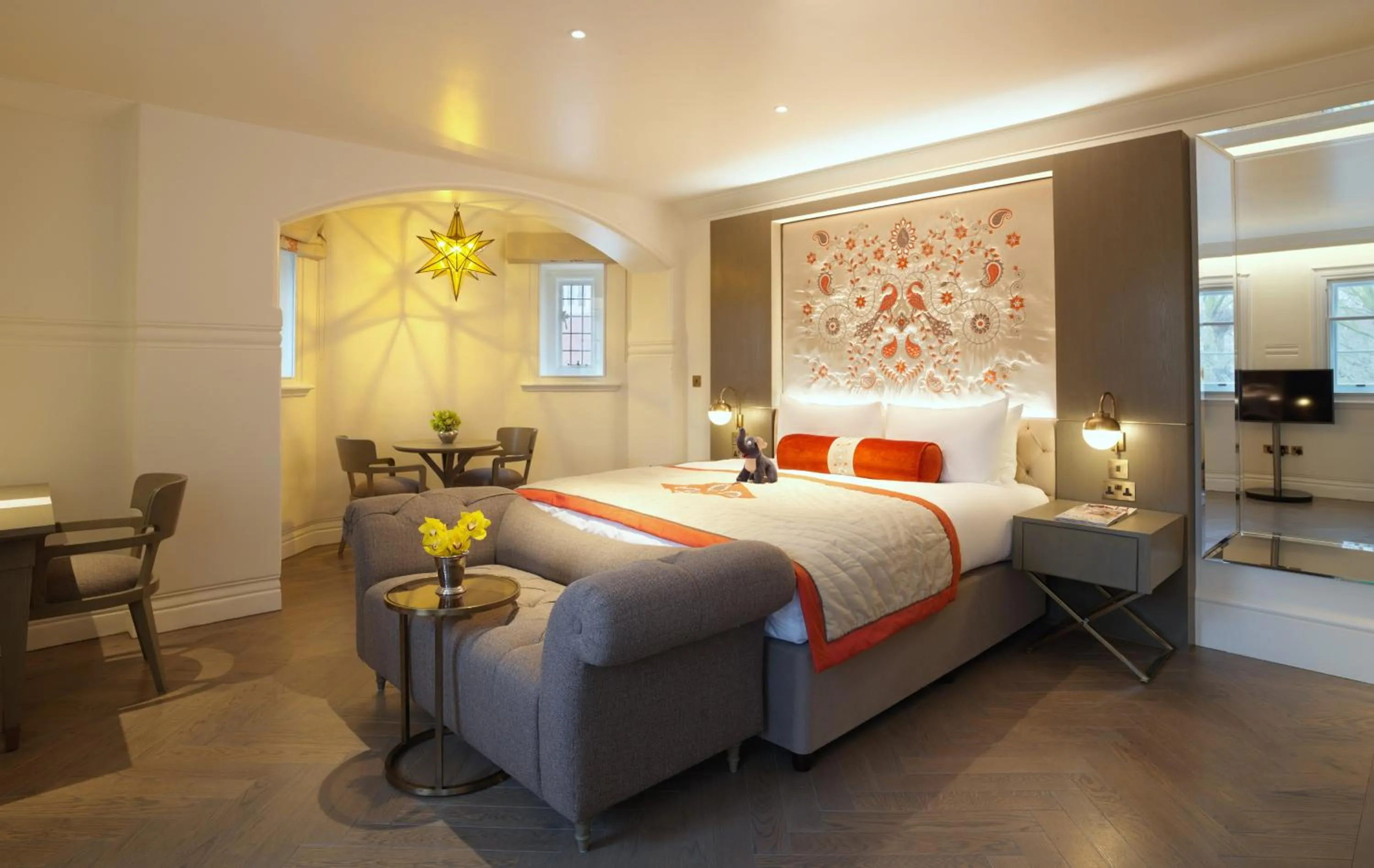 Photo of the whole room, Bed in The LaLit London