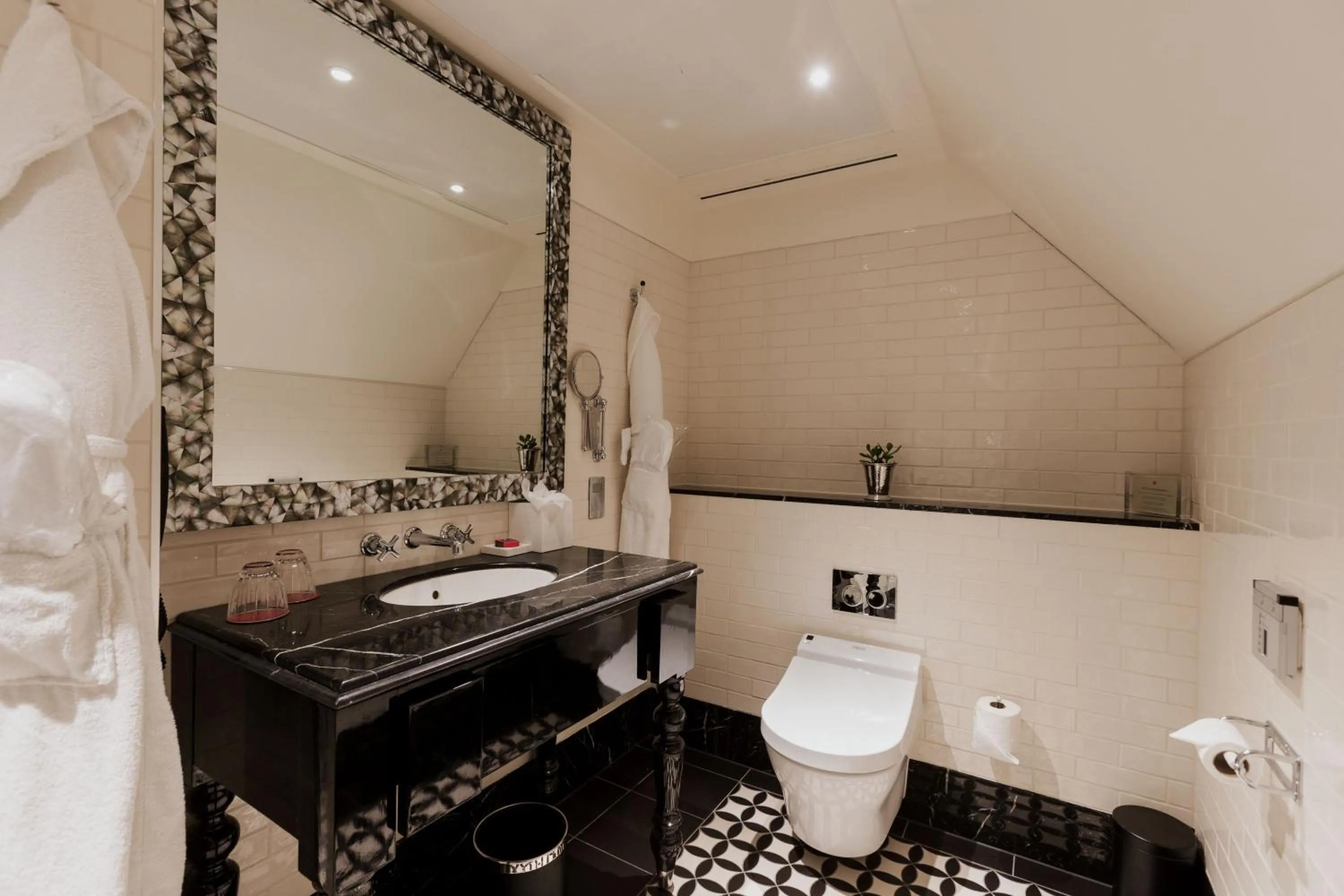 Toilet in The LaLit London