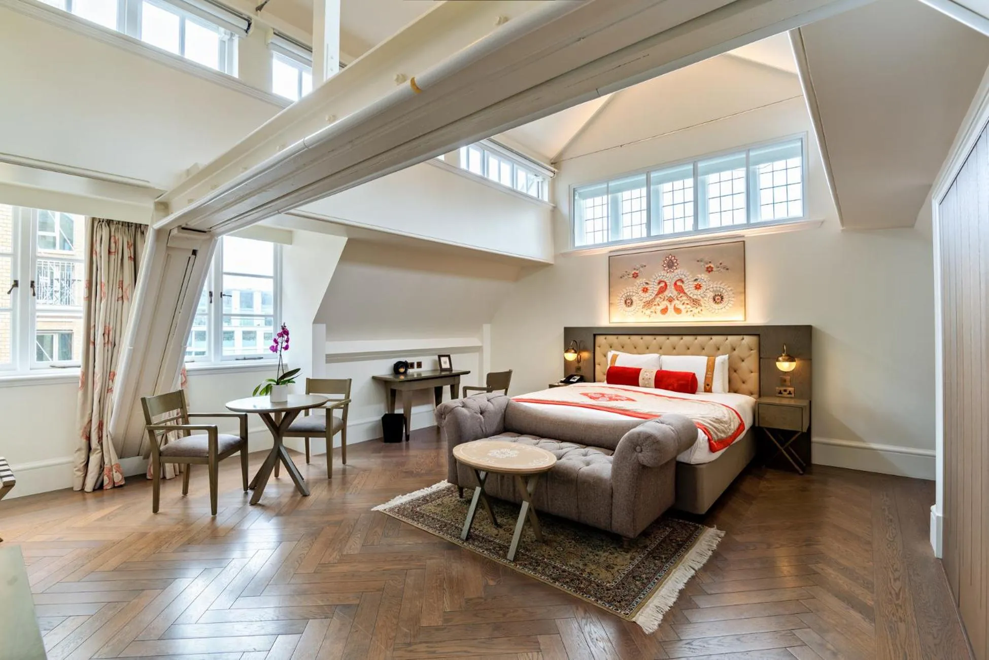 Photo of the whole room, Bed in The LaLit London