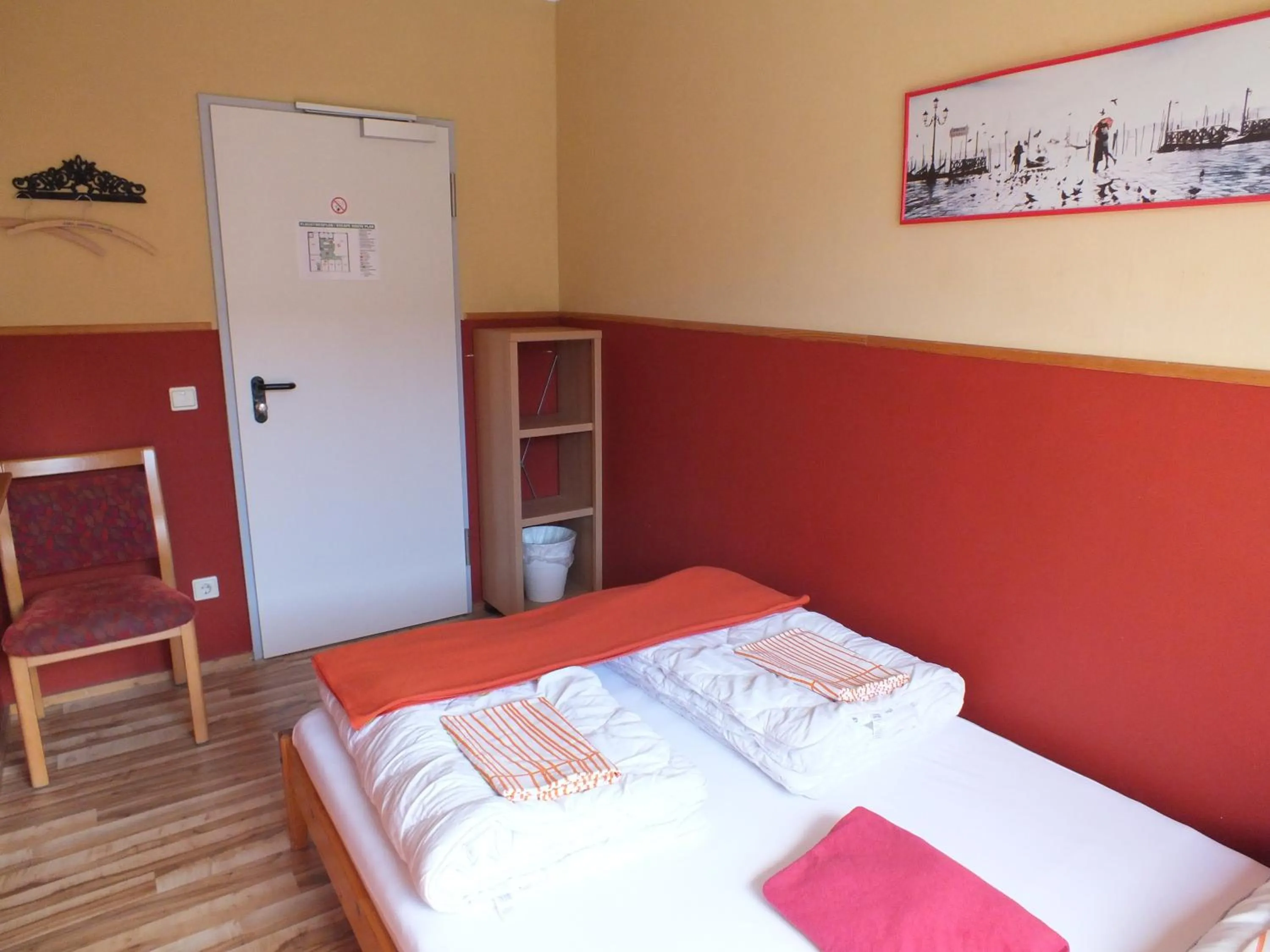 Photo of the whole room, Bed in Max Hostel