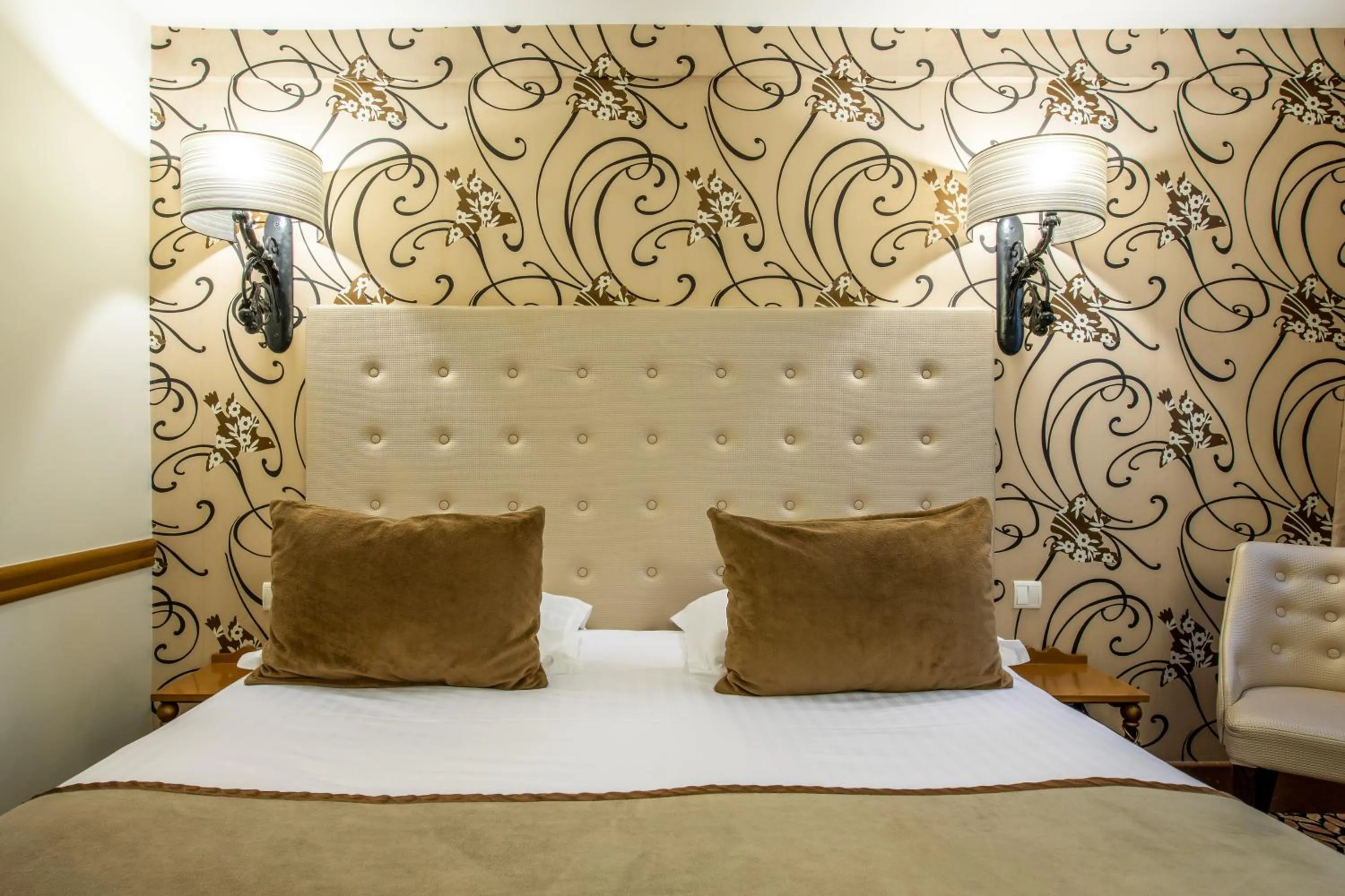 Photo of the whole room, Bed in Hôtel des Ducs D'Anjou