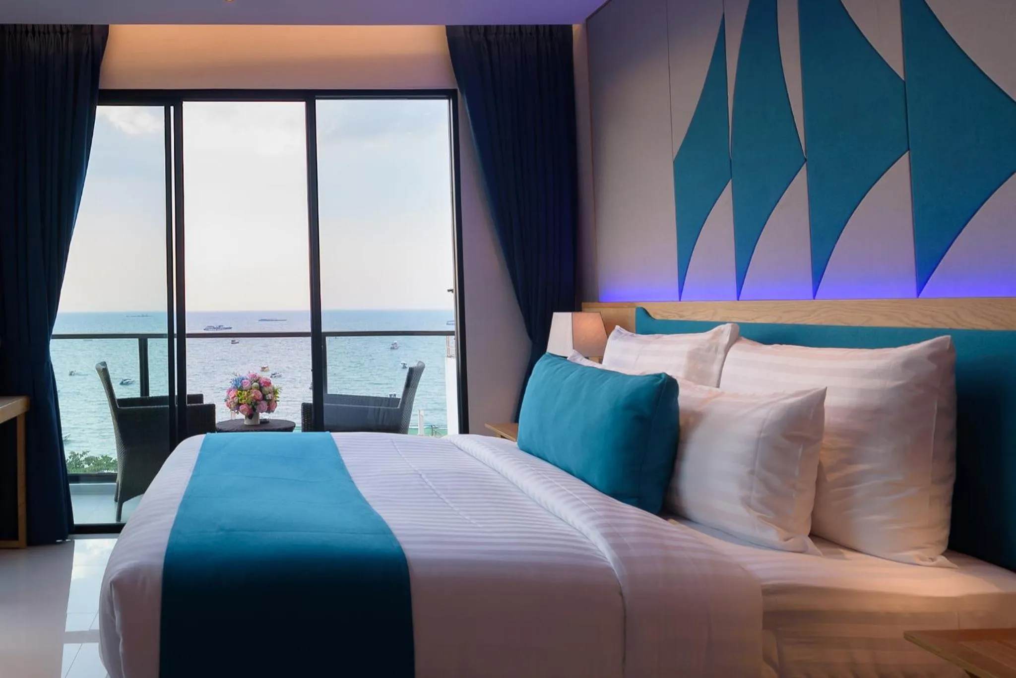 Bedroom, Bed in Deep Blue Z10