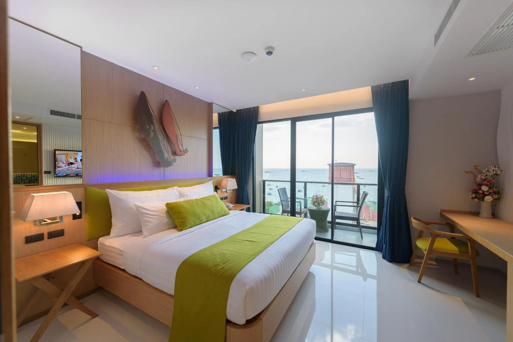 Bedroom, Bed in Deep Blue Z10