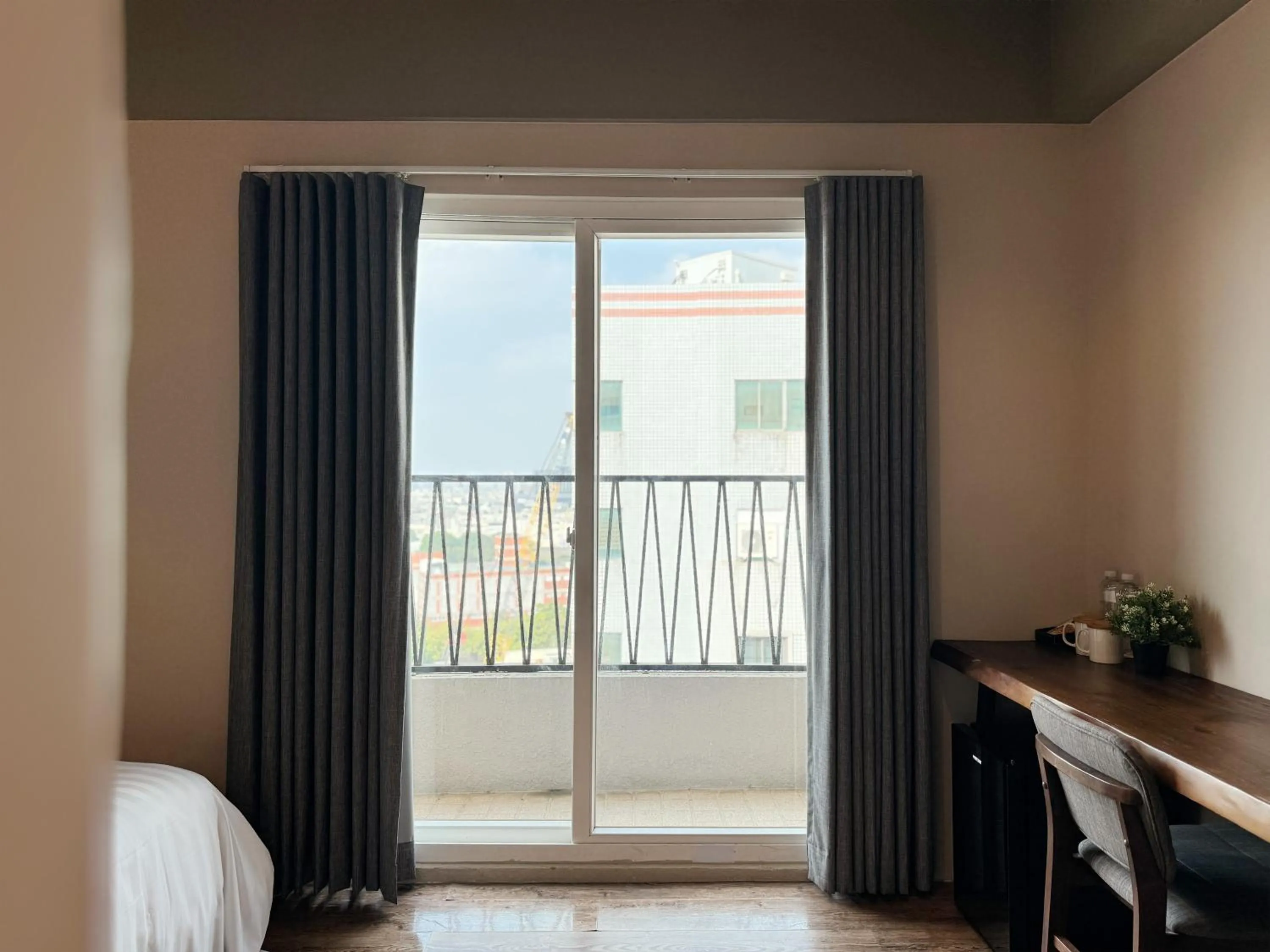 Photo of the whole room, Bed in Roaders Hotel Tainan ChengDa