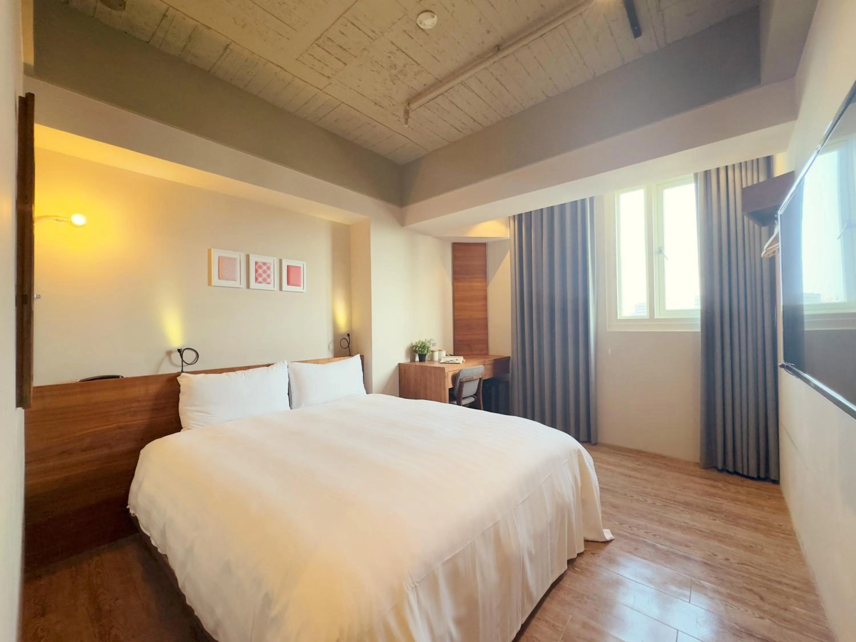 Photo of the whole room, Bed in Roaders Hotel Tainan ChengDa