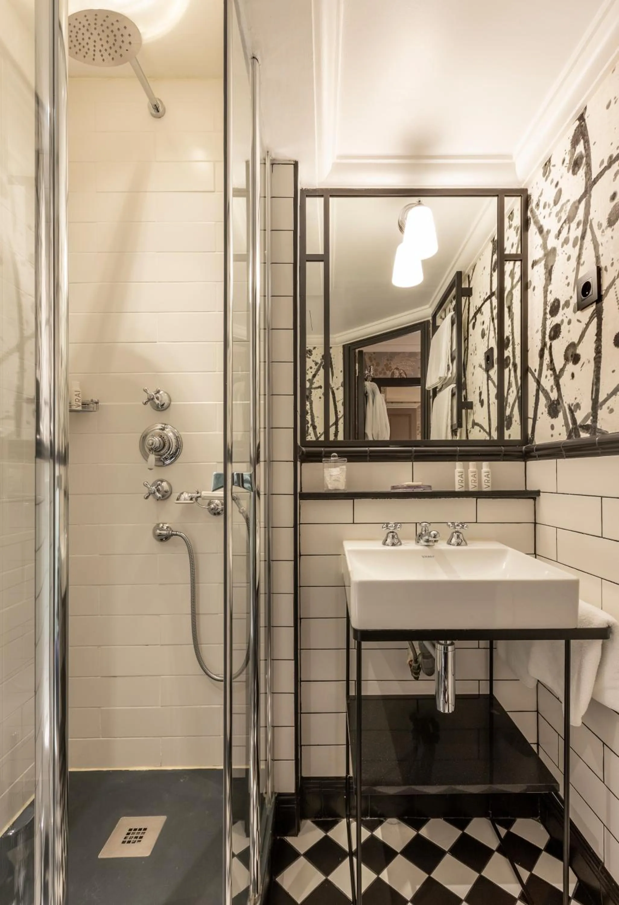 Shower in Hôtel Thérèse