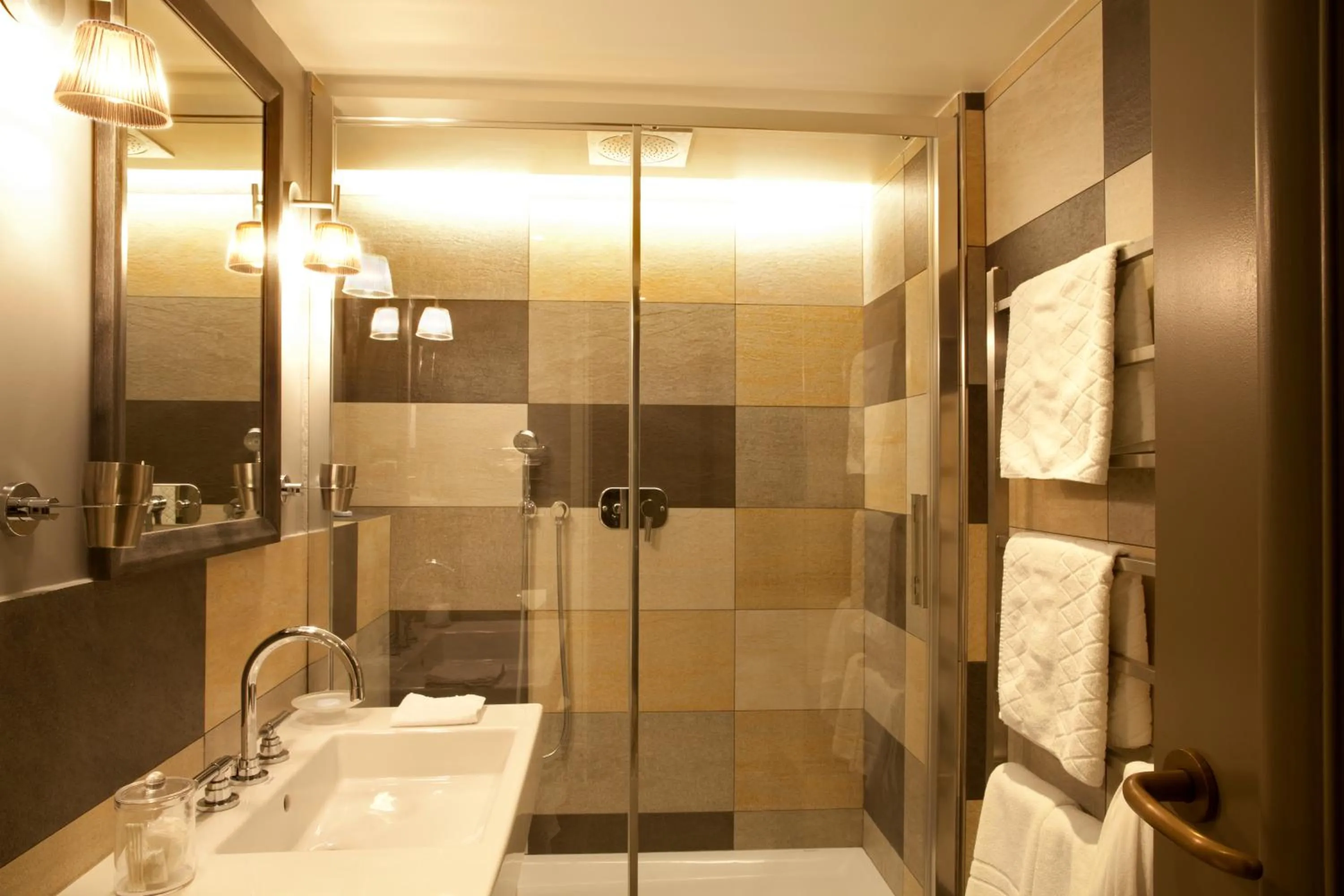 Shower in Hôtel Thérèse