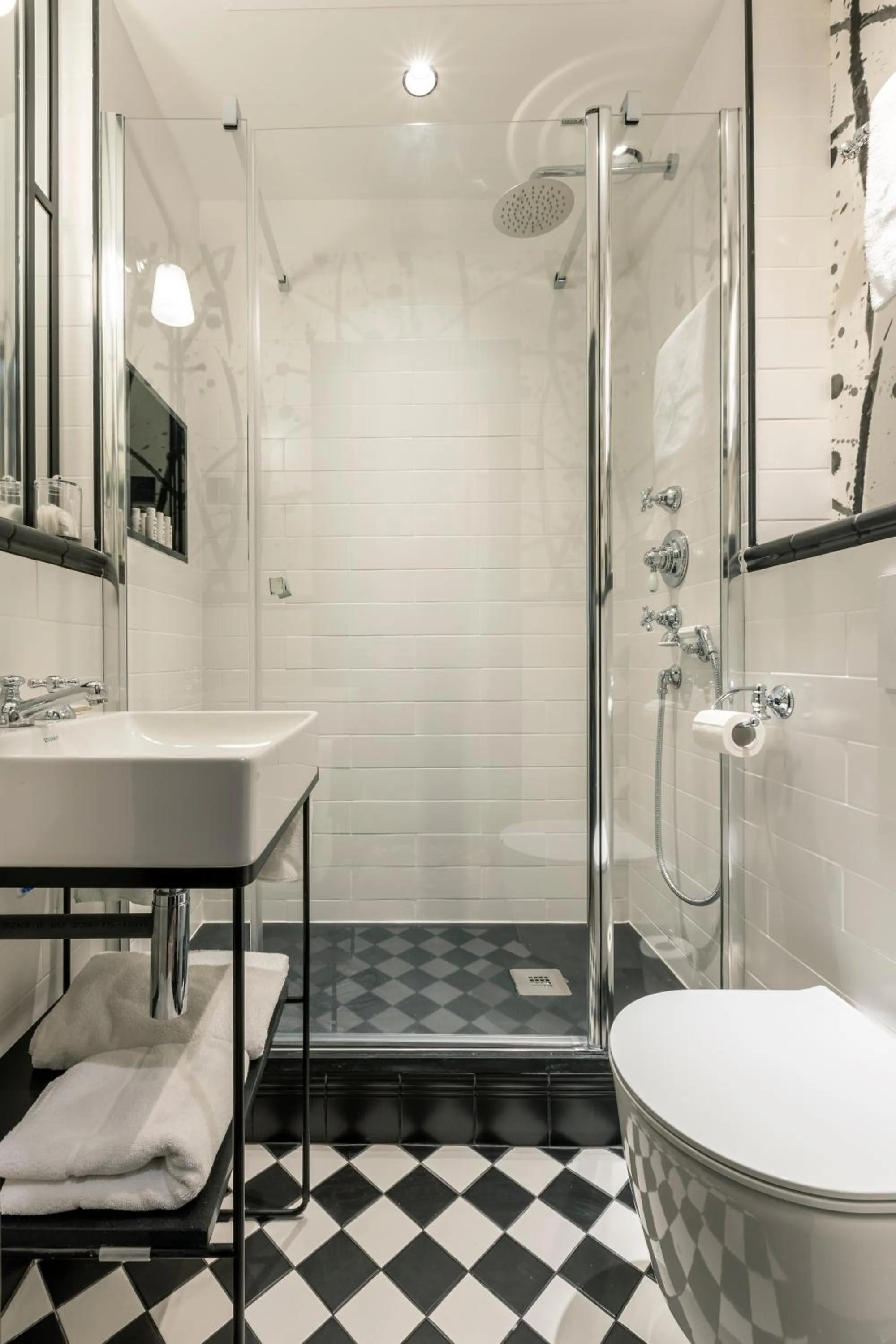 Shower in Hôtel Thérèse