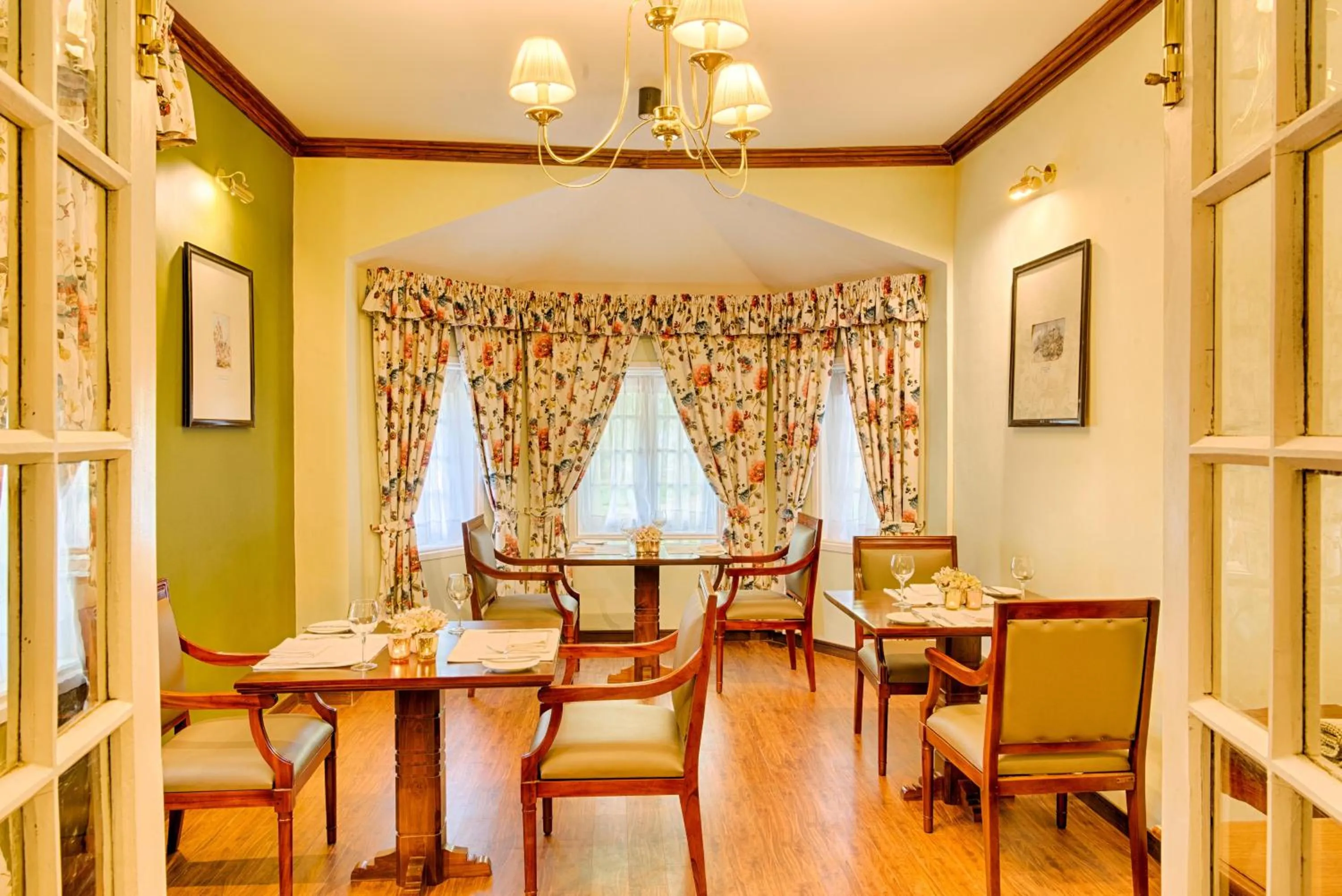 Restaurant/places to eat in Jetwing Oatlands Bungalow