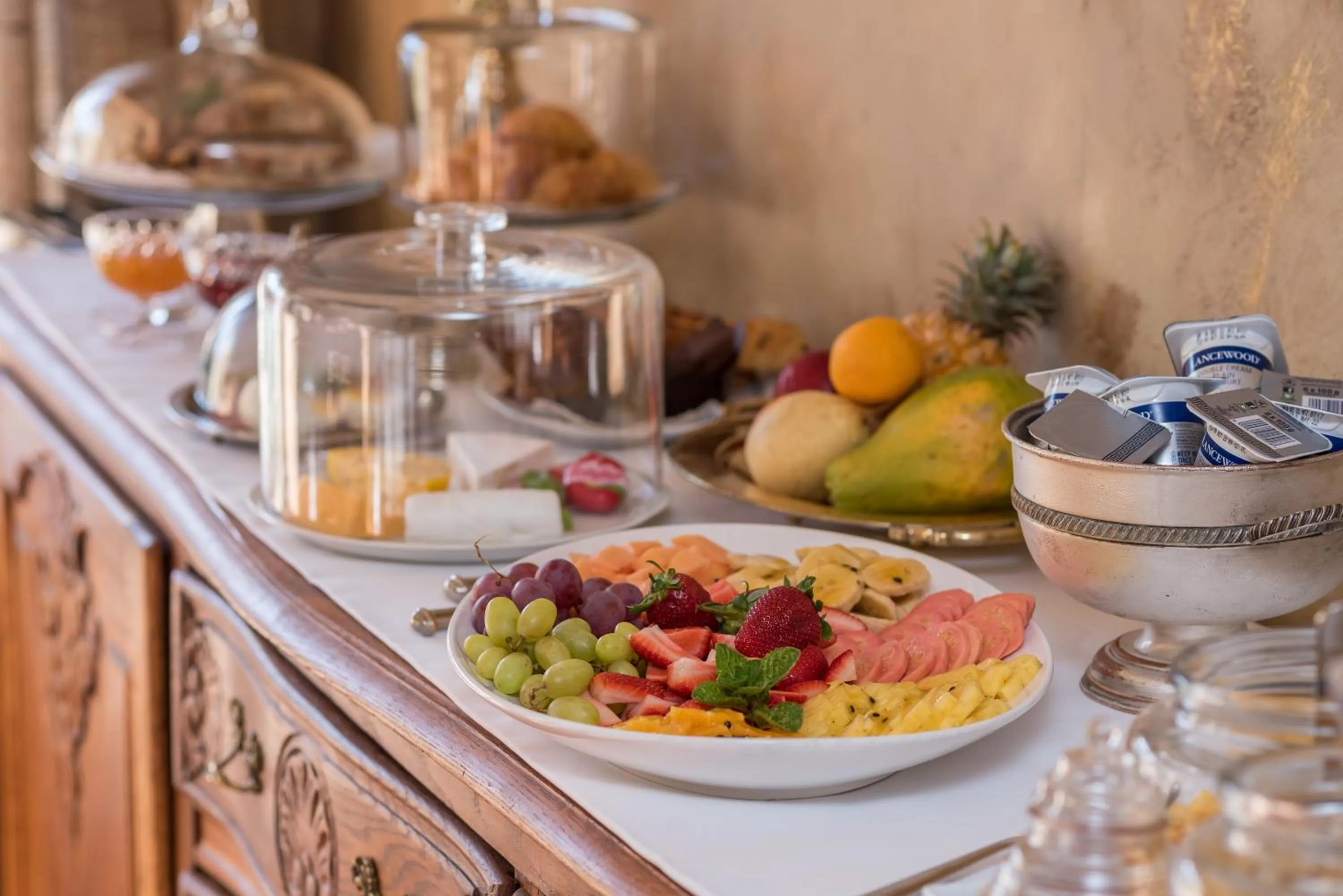 Buffet breakfast in Baruch Guesthouse on Lovell