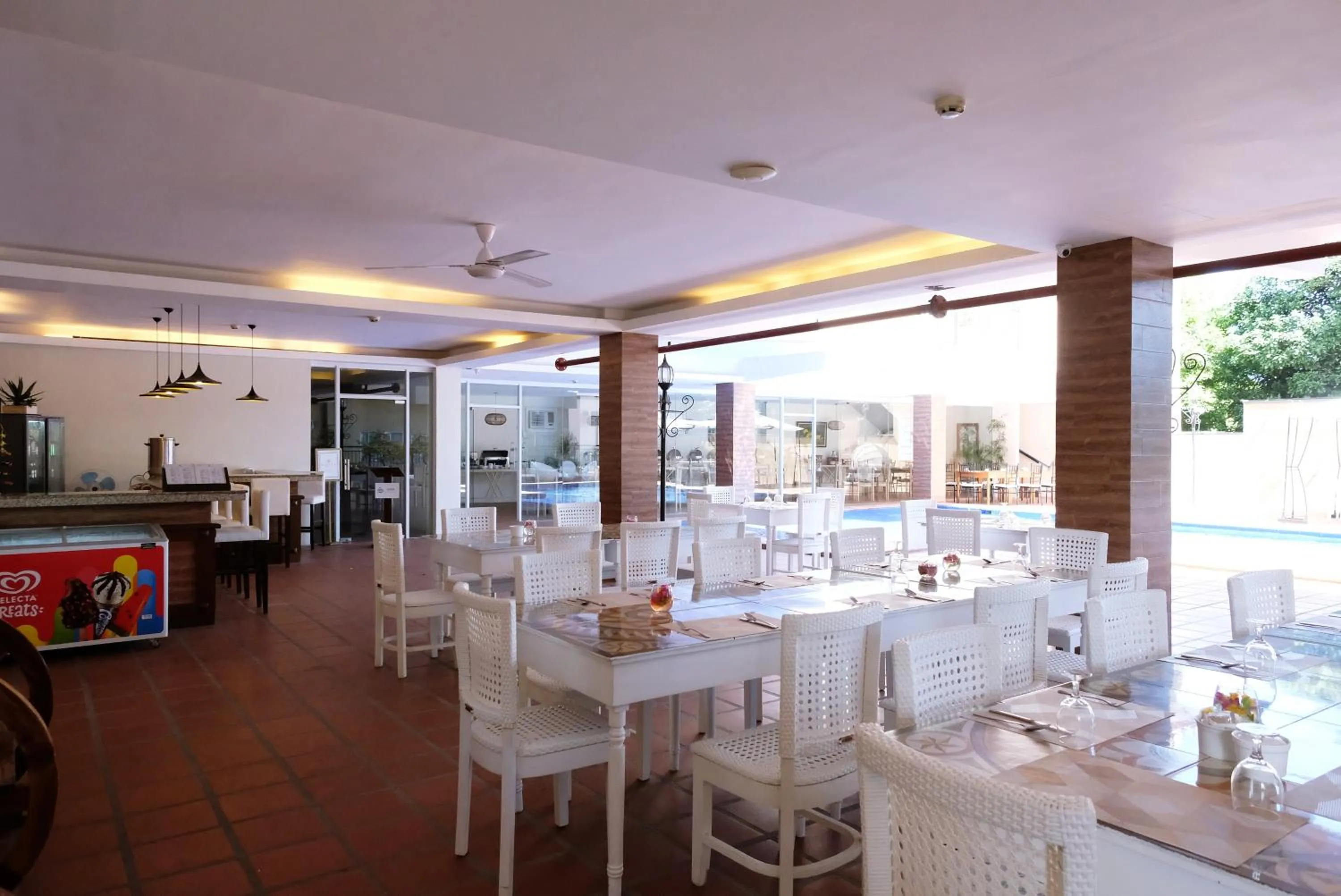 Restaurant/places to eat in Sierra Hotel