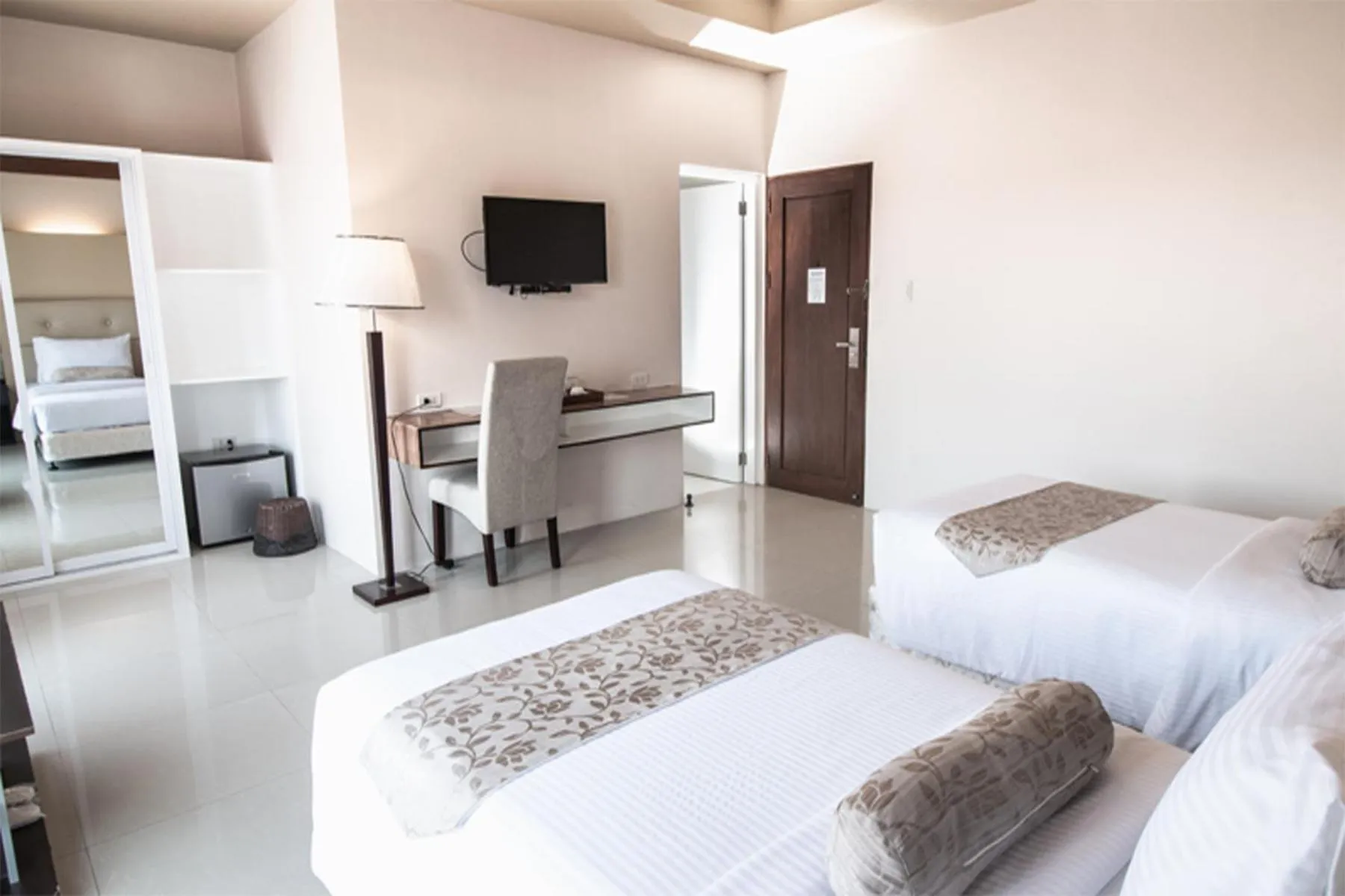 Photo of the whole room, Bed in Sierra Hotel