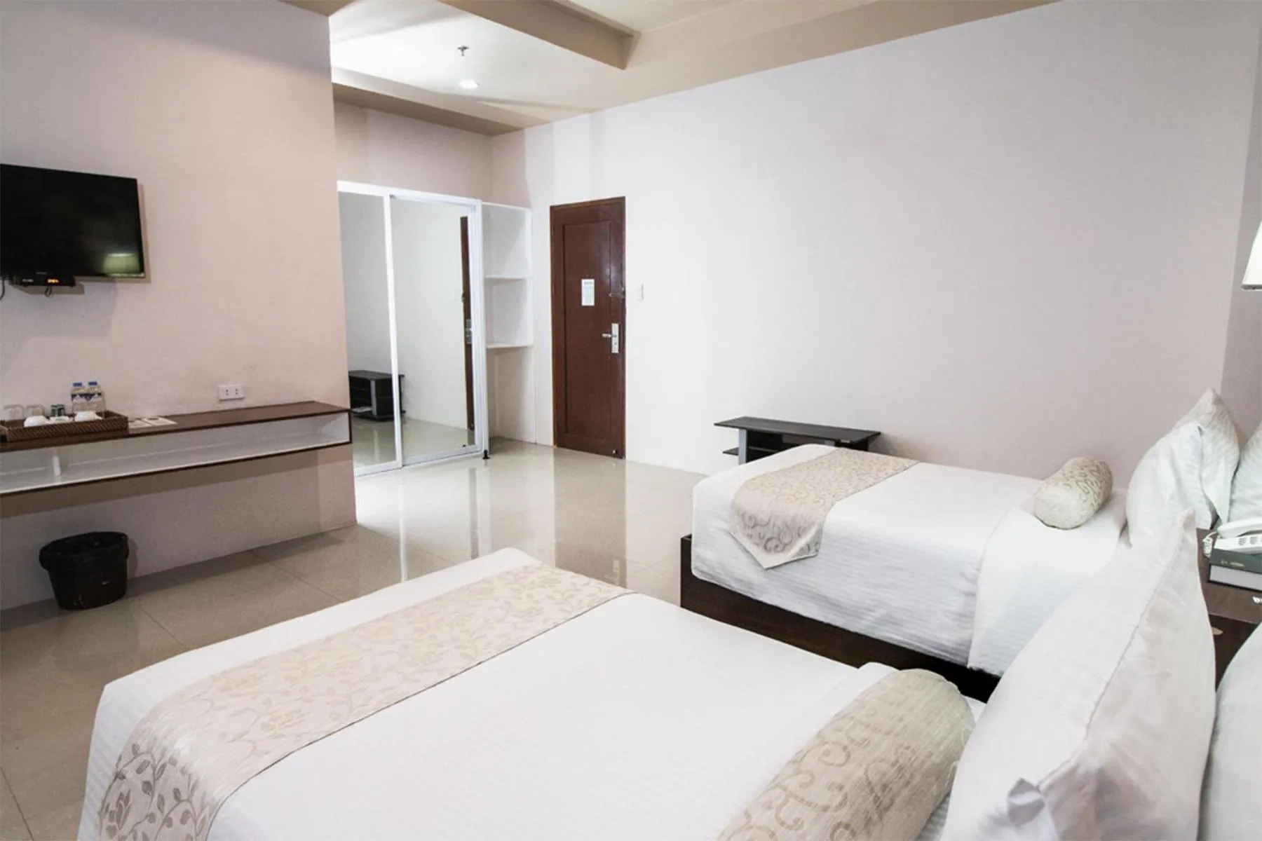 Photo of the whole room, Bed in Sierra Hotel