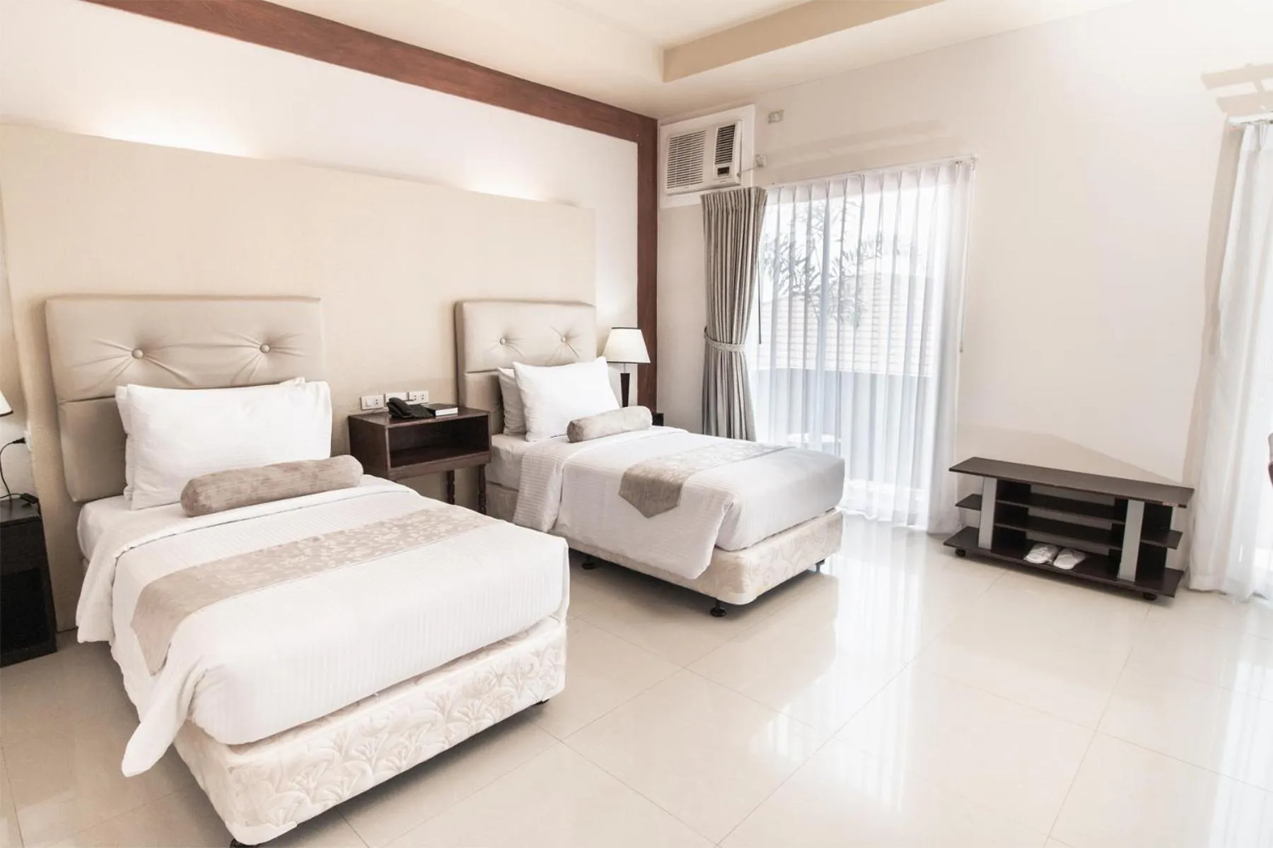 Property building, Bed in Sierra Hotel