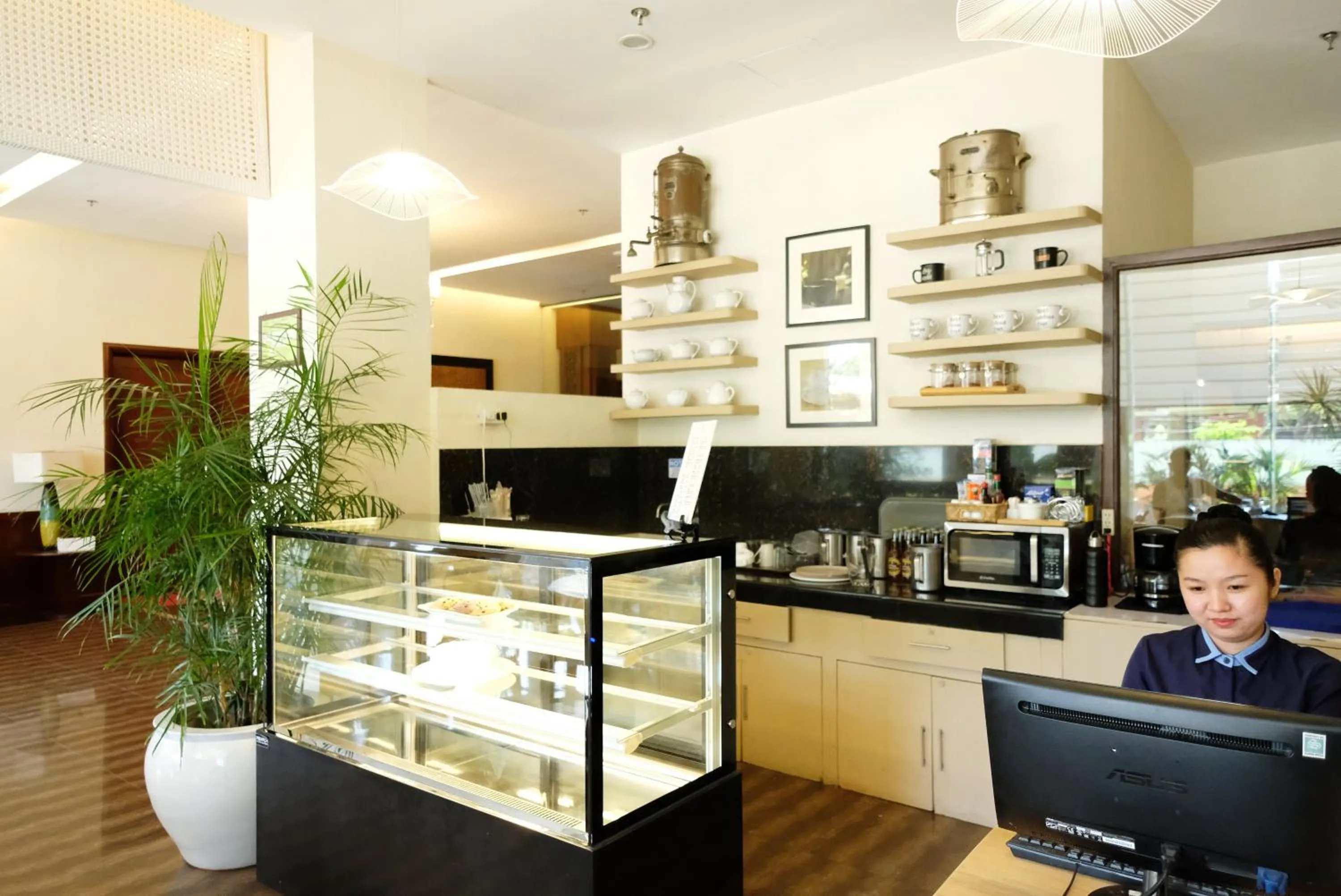 Restaurant/places to eat in Sierra Hotel