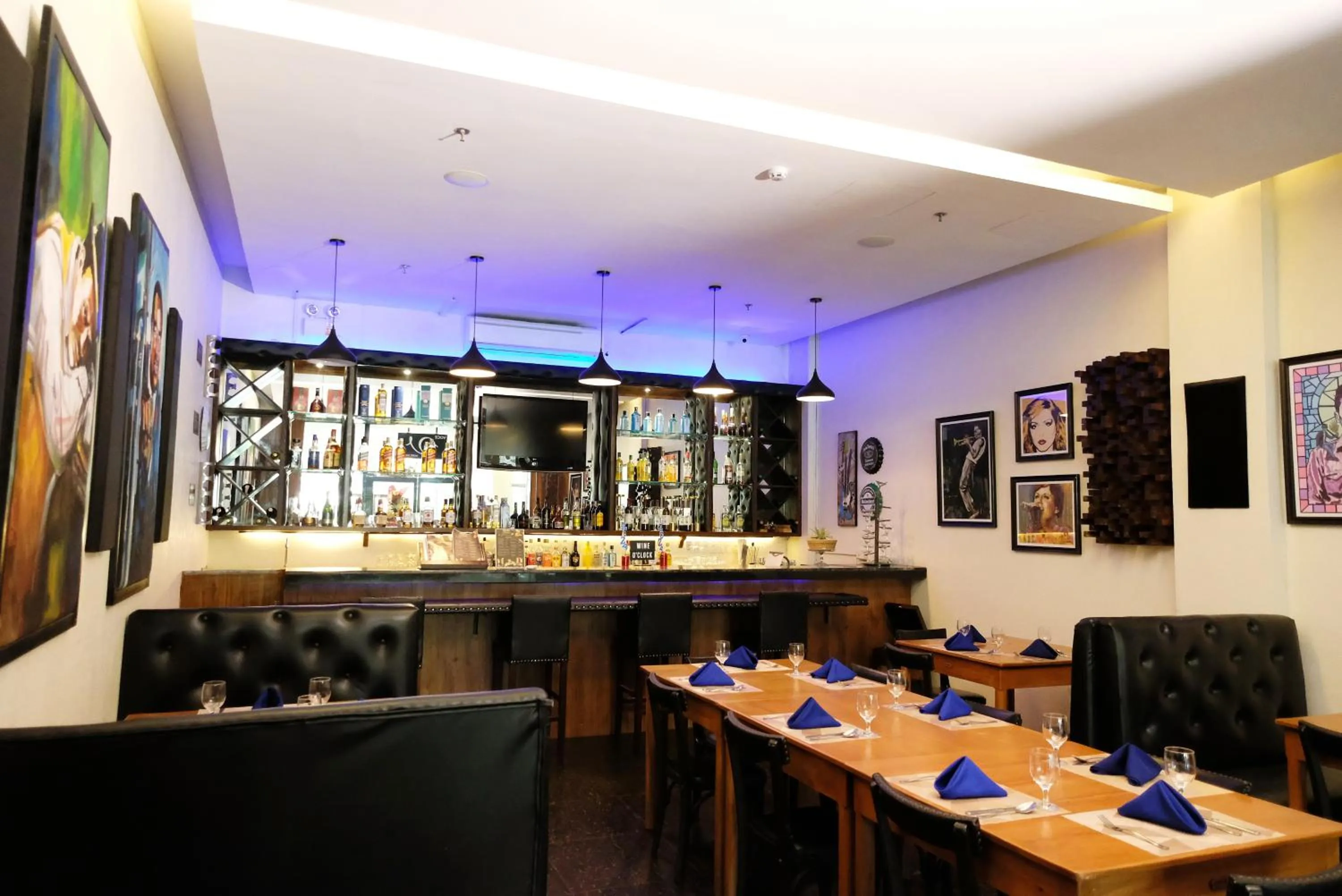 Lounge or bar in Sierra Hotel