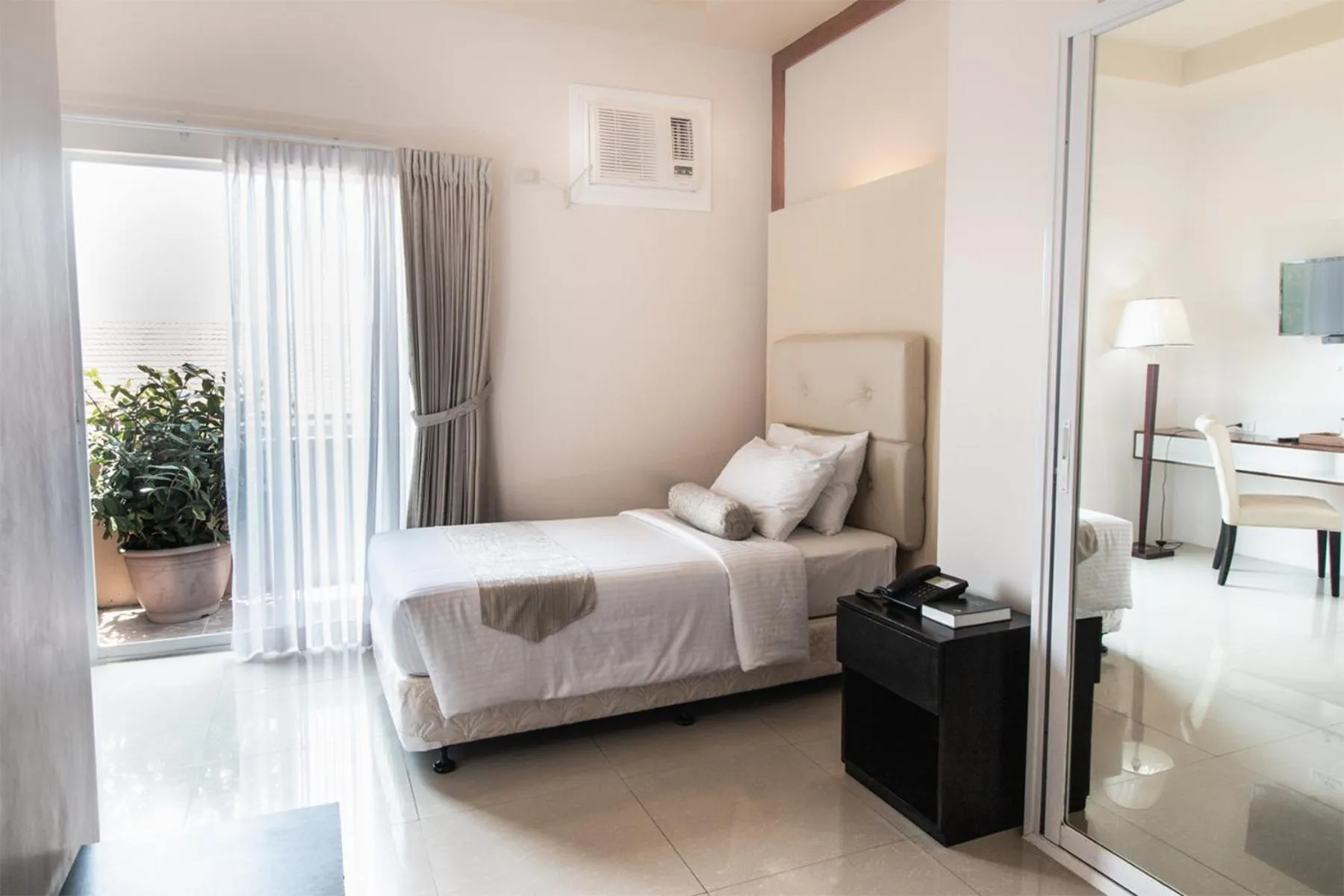 Bedroom, Bed in Sierra Hotel