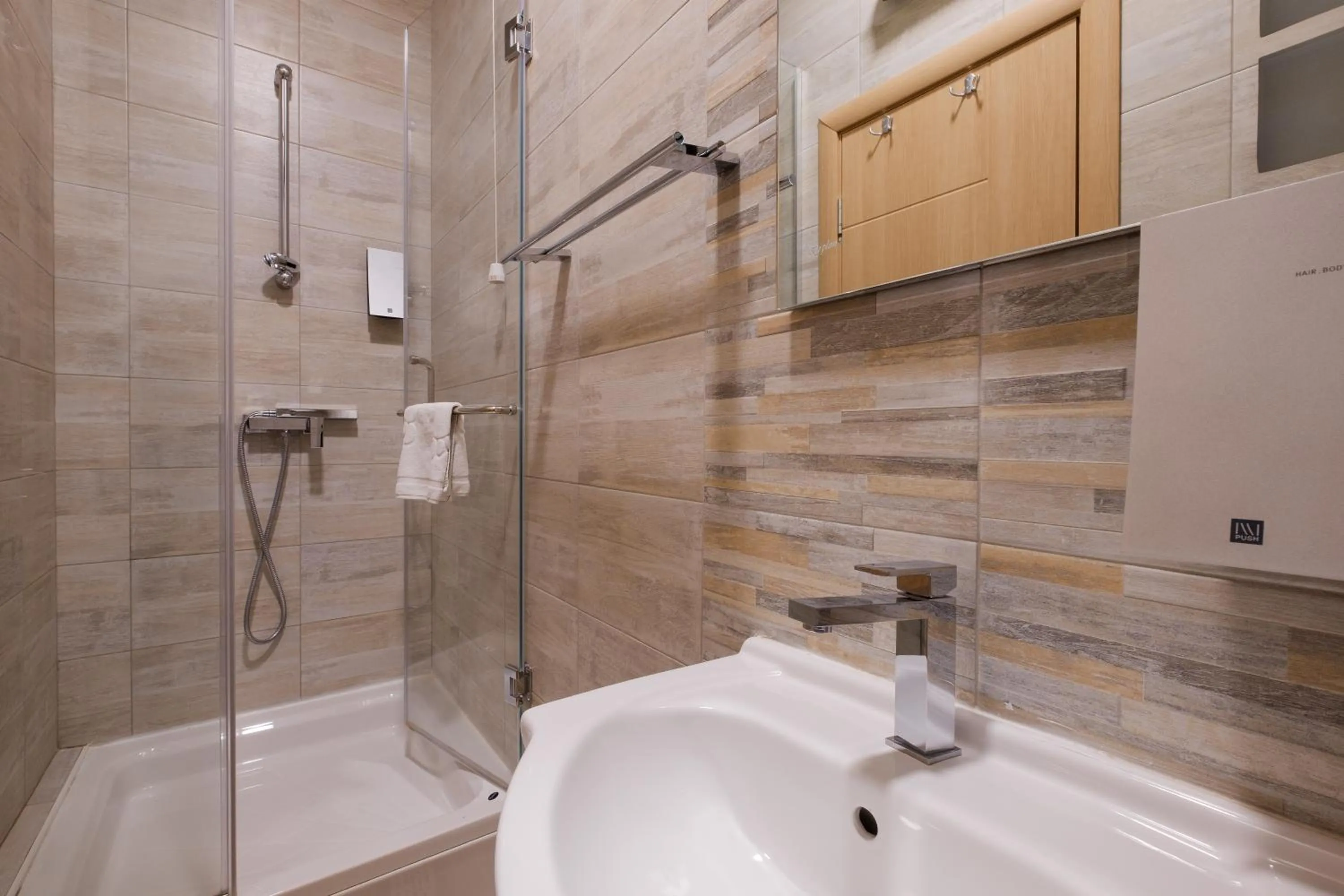 Bathroom in Airport Hotel Garni