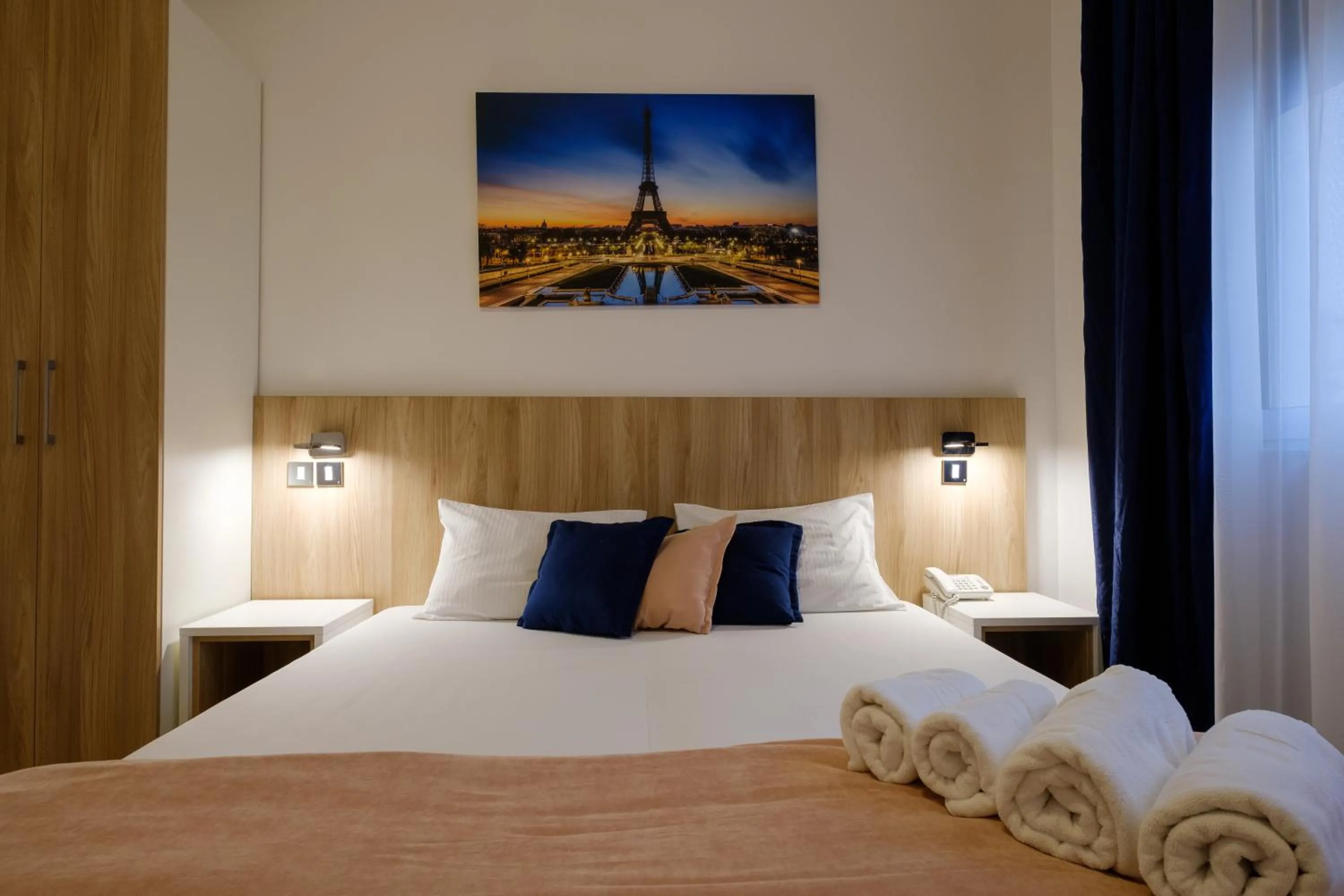 Bedroom, Bed in Airport Hotel Garni