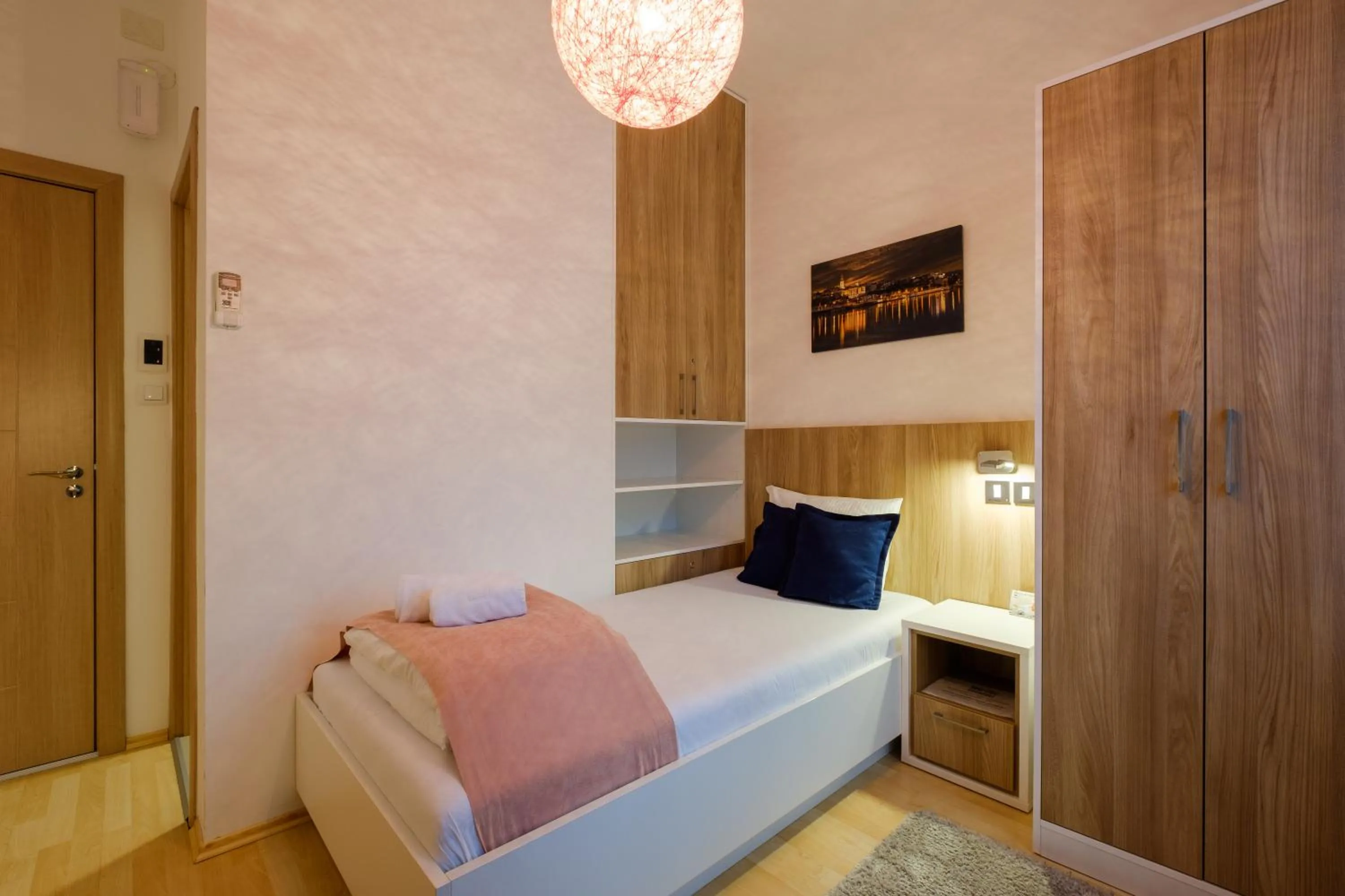 Bedroom, Bed in Airport Hotel Garni