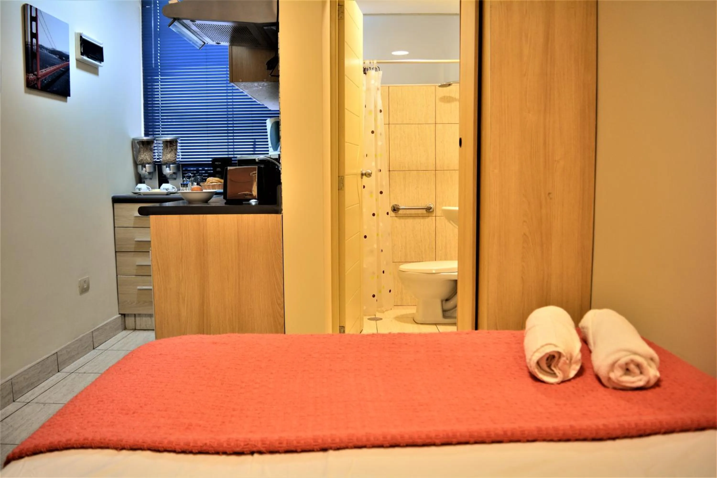 Bathroom, Bed in Kangaroo Wasi Airport Bed & Breakfast