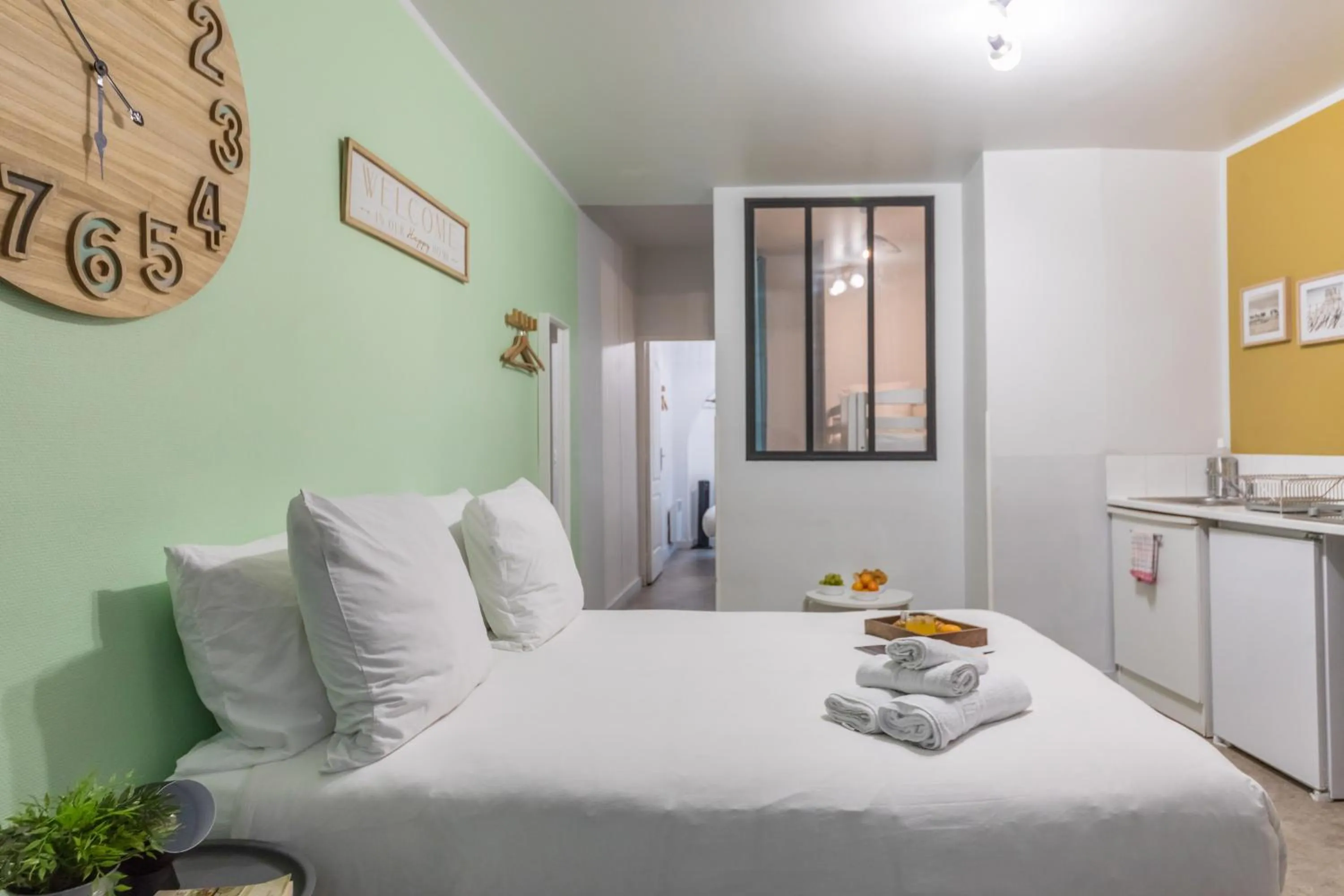 Photo of the whole room, Bed in WS Hôtel de Ville - Le Marais