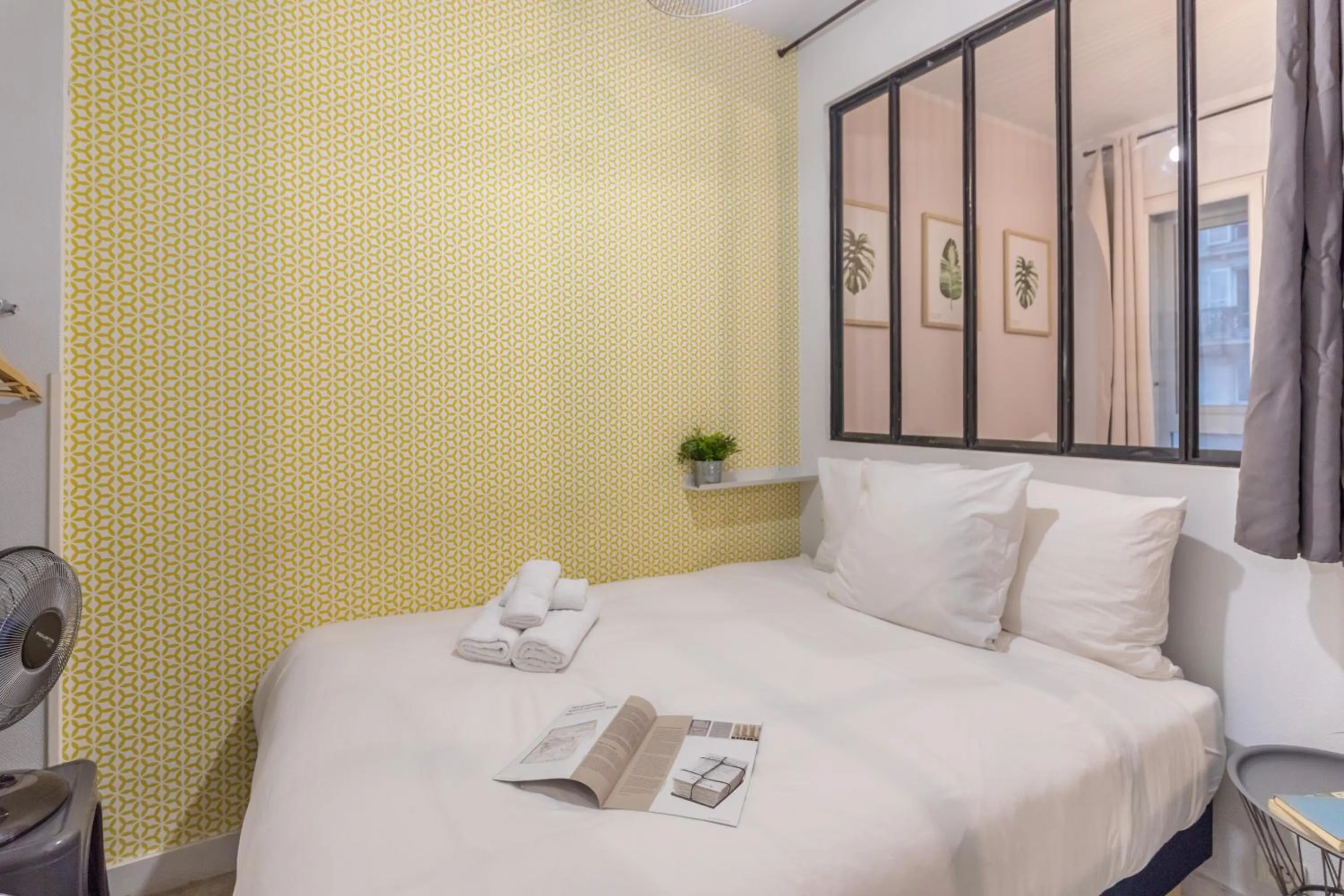 Photo of the whole room, Bed in WS Hôtel de Ville - Le Marais