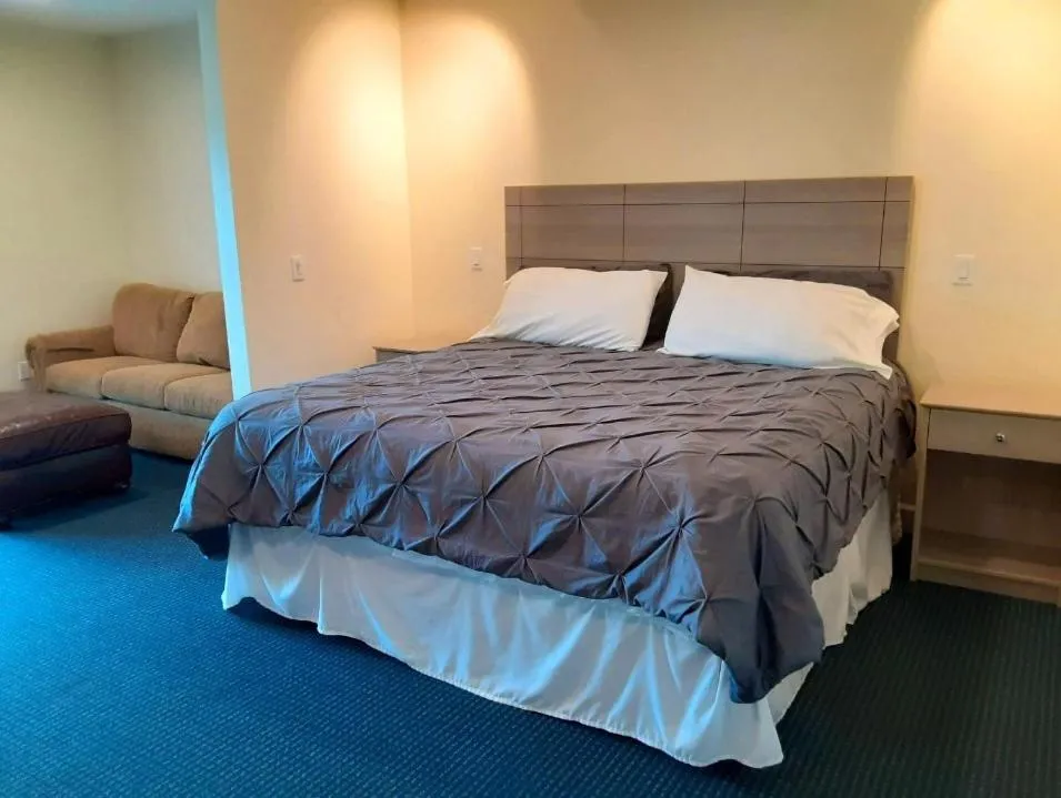 Bed in The Rivers Edge Motel