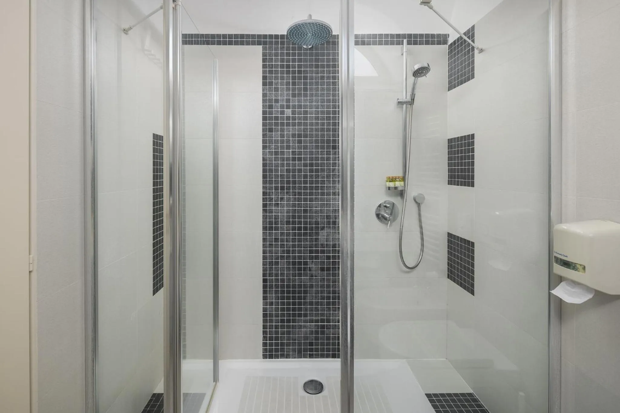 Shower in Hotel Cittar