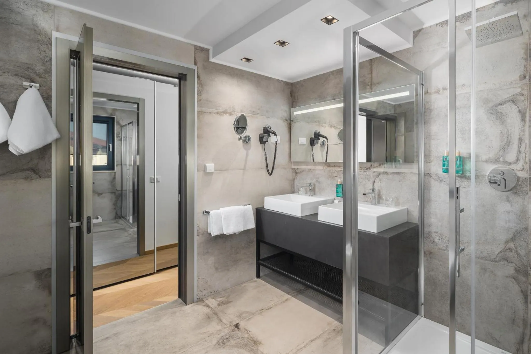 Shower in Hotel Cittar