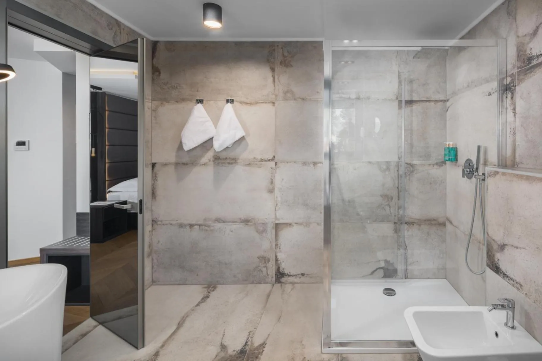 Shower in Hotel Cittar