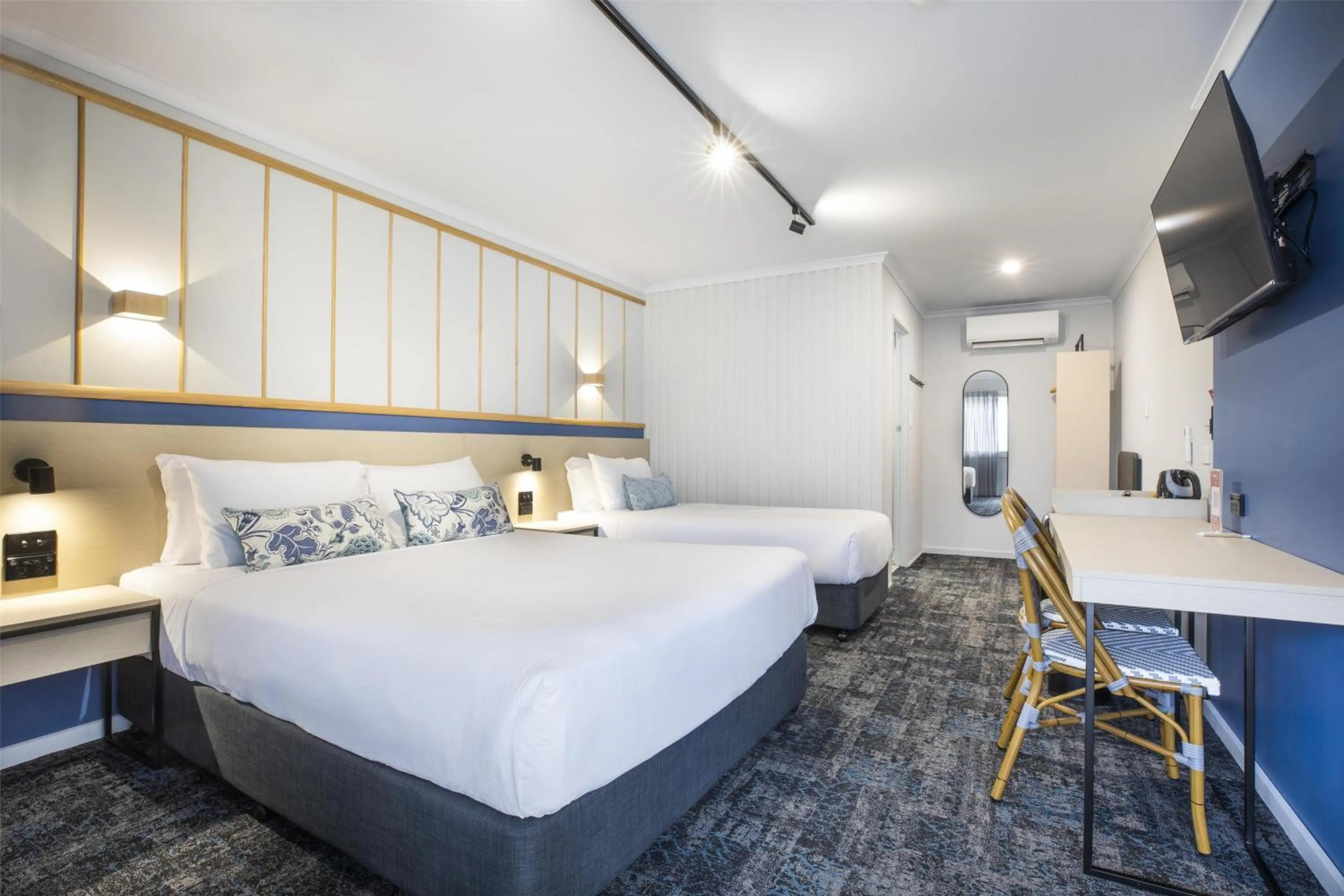 Bedroom, Bed in Nightcap at Queens Beach Hotel