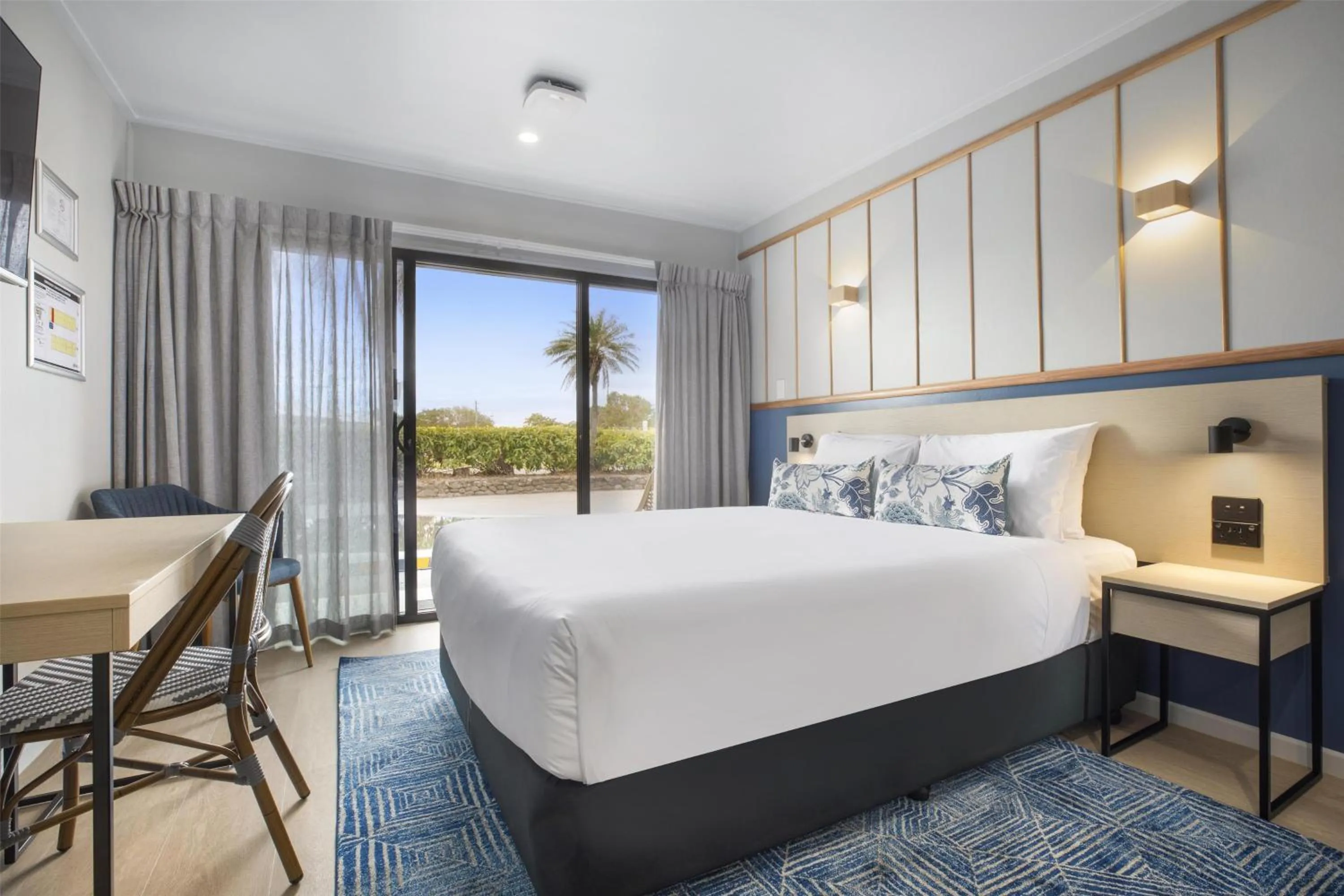 Bedroom, Bed in Nightcap at Queens Beach Hotel